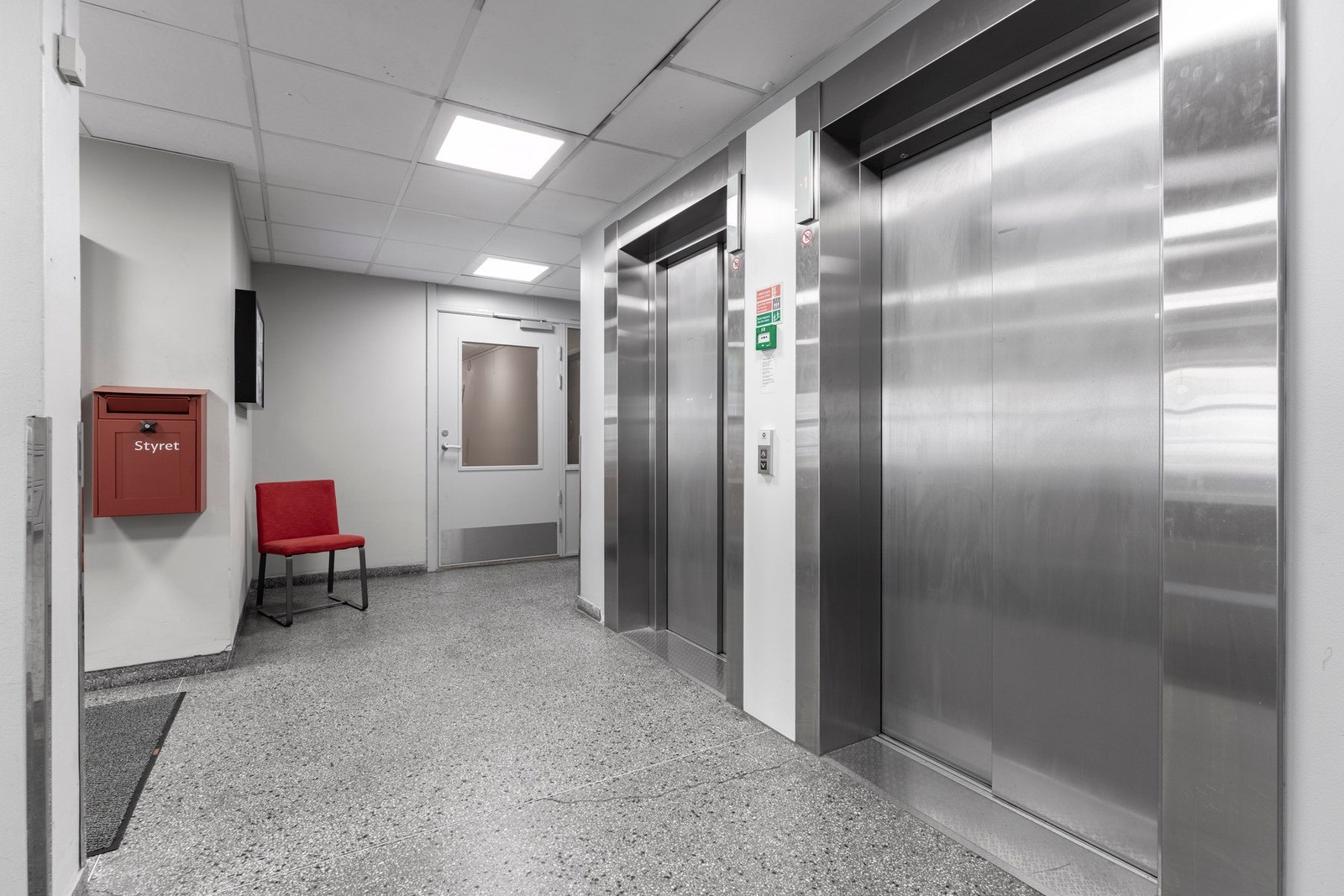 Leiligheten ligger i 7. etasje med heis og inneholder entré, stue/kjøkken i åpen løsning, bad med fliser og gulvvarme, soverom og eget walk-in closet. Galleribilde