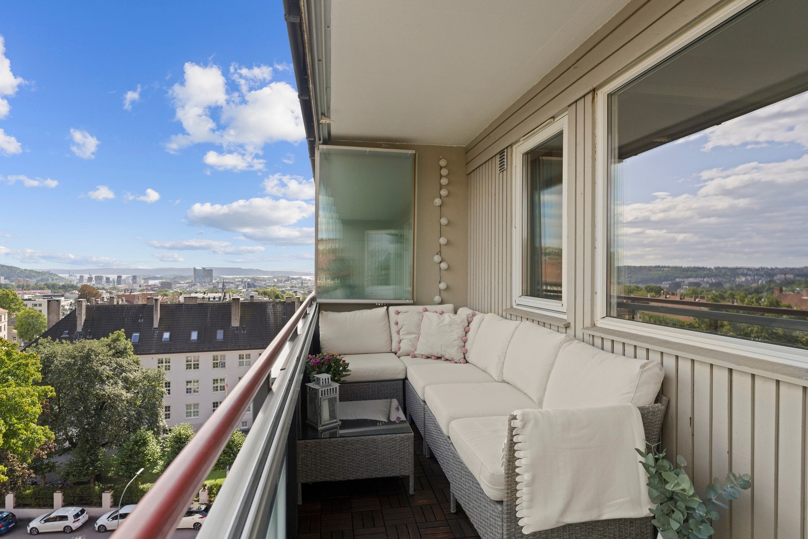 Balkongen er oppført i betong og stål, med terrassefliser i tre og rekkverk i metall og glass. Et trivelig og skjermet uteområde som kan brukes store deler av året. Galleribilde