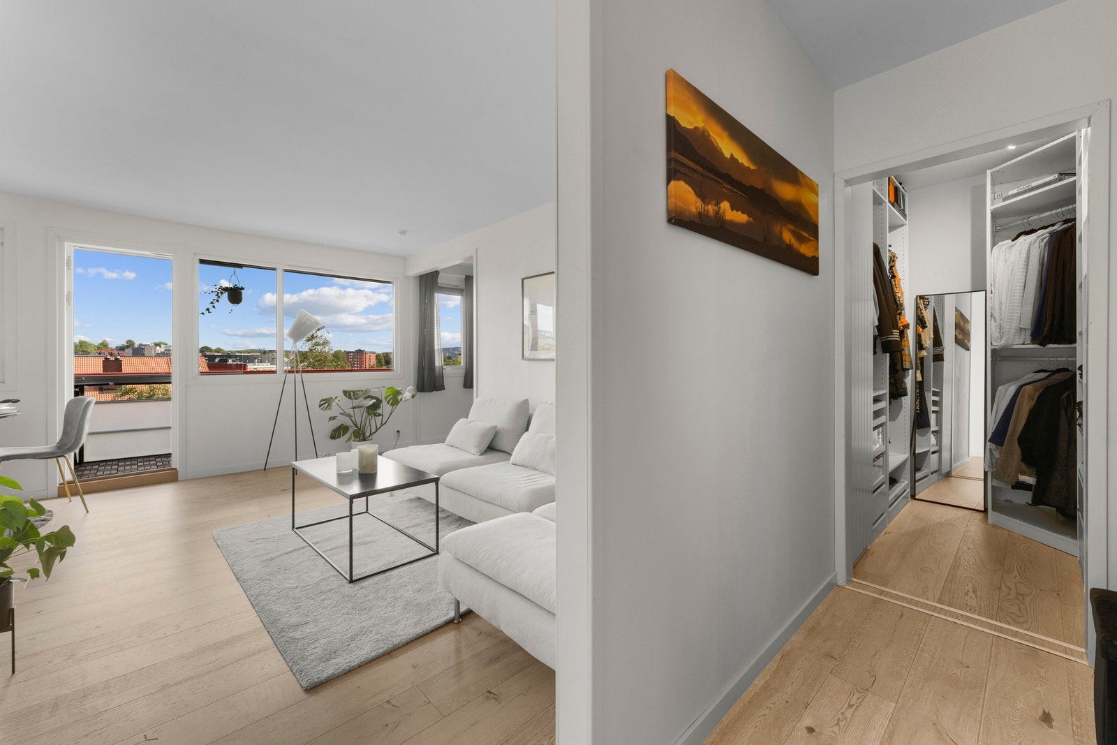 Her er det plass til å henge fra seg yttertøy og sette fra seg sko. Entréen fungerer som et naturlig bindeledd mellom boligens øvrige rom og har direkte tilgang til både bad og walk-in closet. Galleribilde