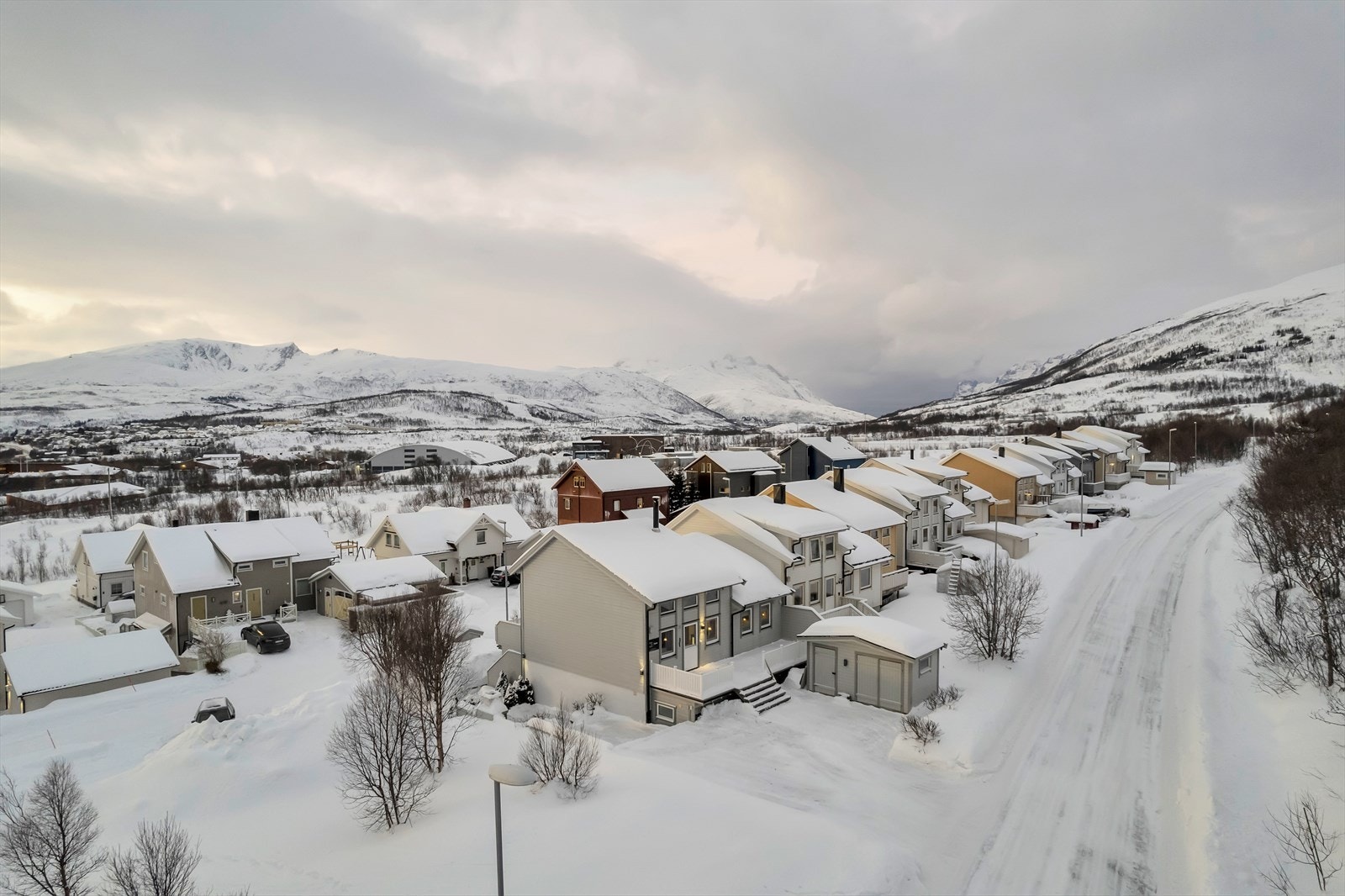 Boligen ligger på enden av rekken, noe som gir god plass rundt boligen inkludert snødeponering Galleribilde