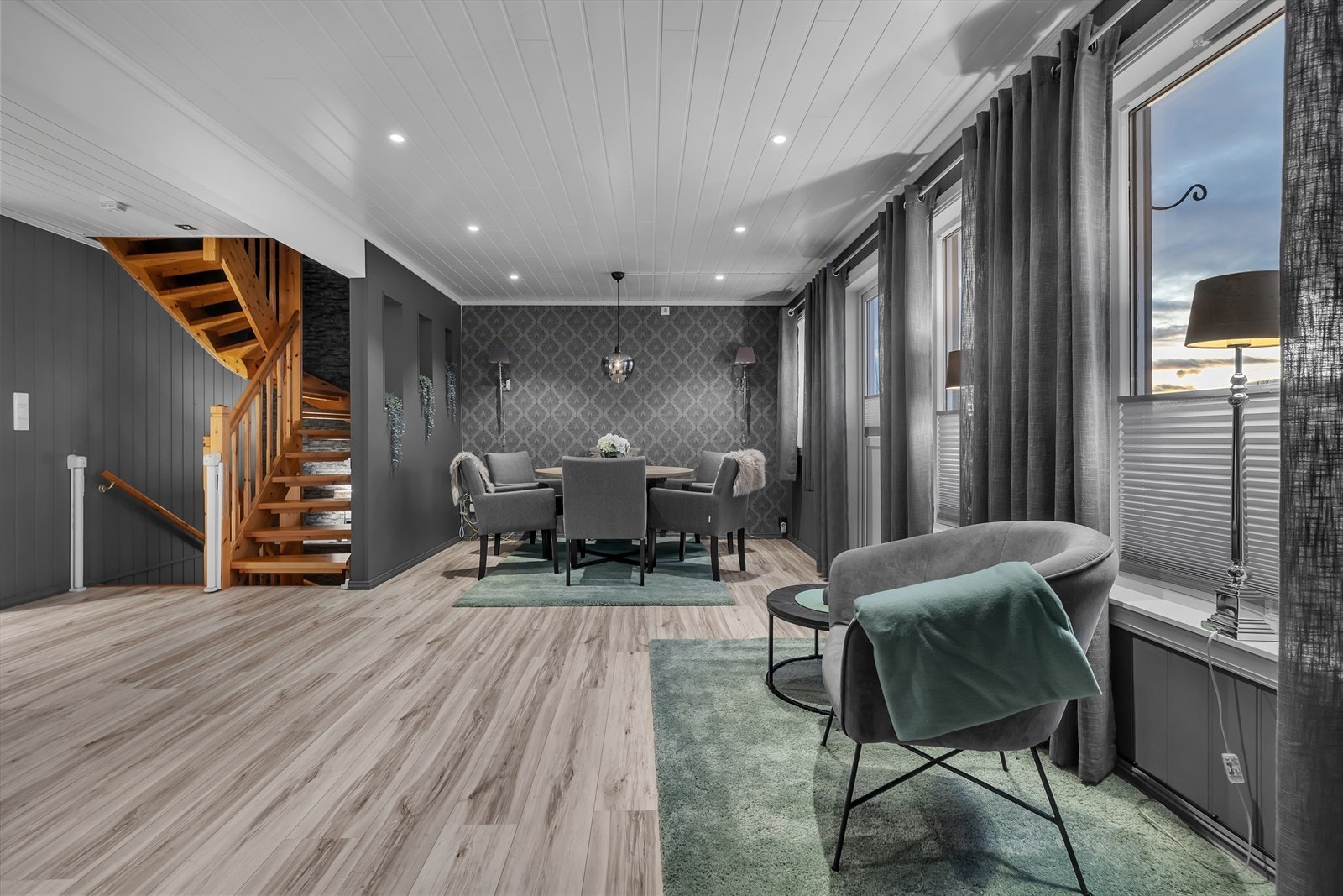 Spisestue med god plass til spisebord Galleribilde