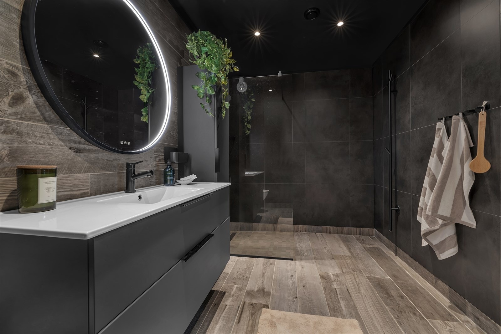 Downlights i tak. Badet ble oppusset i 2021 Galleribilde
