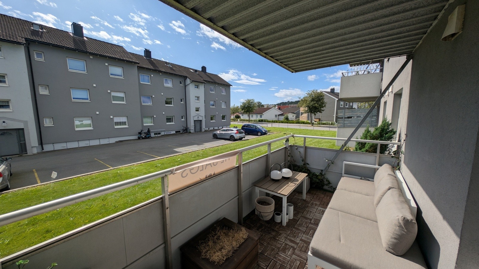 Lun og skjermet med overbygg. Plass til utemøblement. Galleribilde