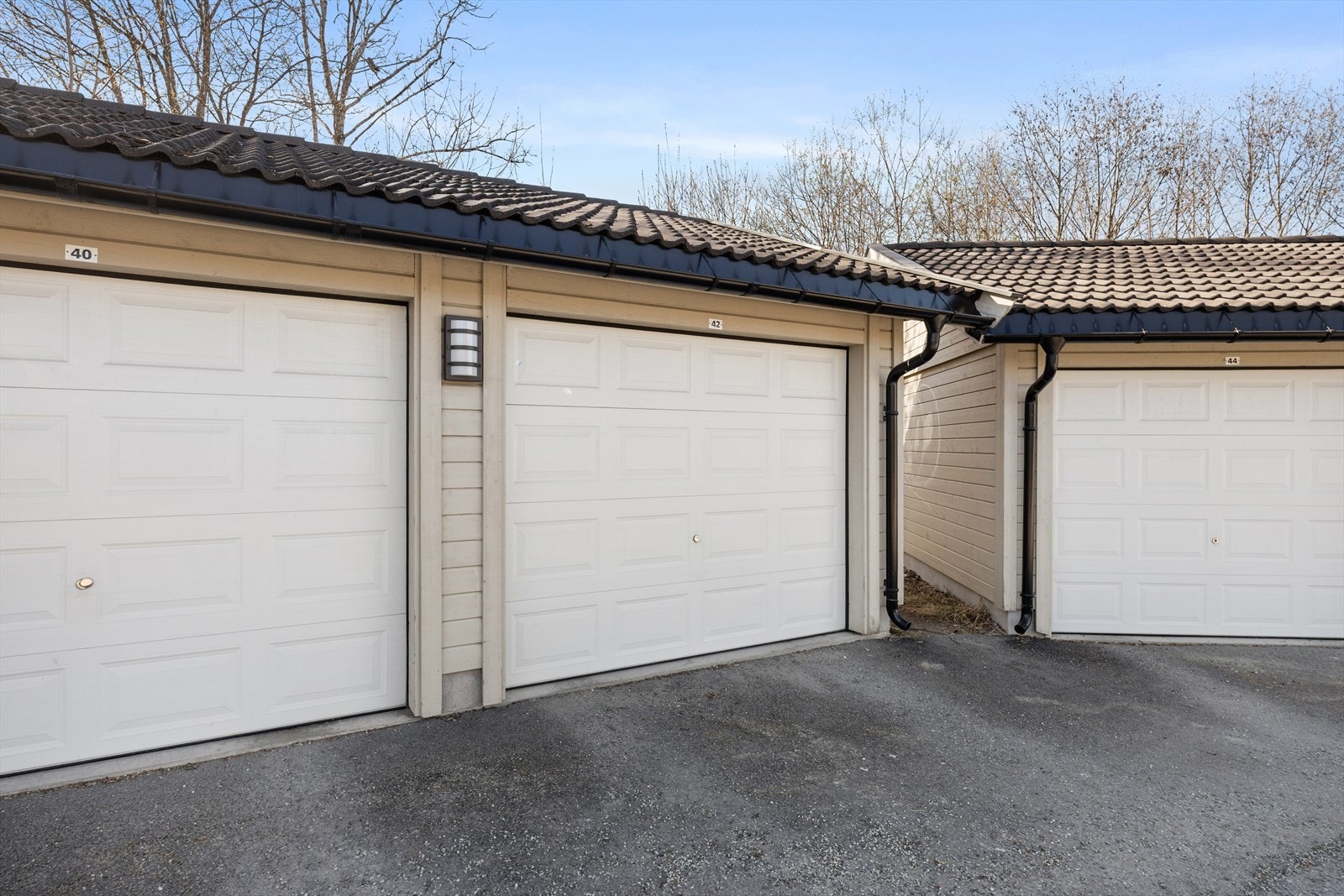 Garasjeplass i felles rekke på 17 kvm med elbil lader. Galleribilde