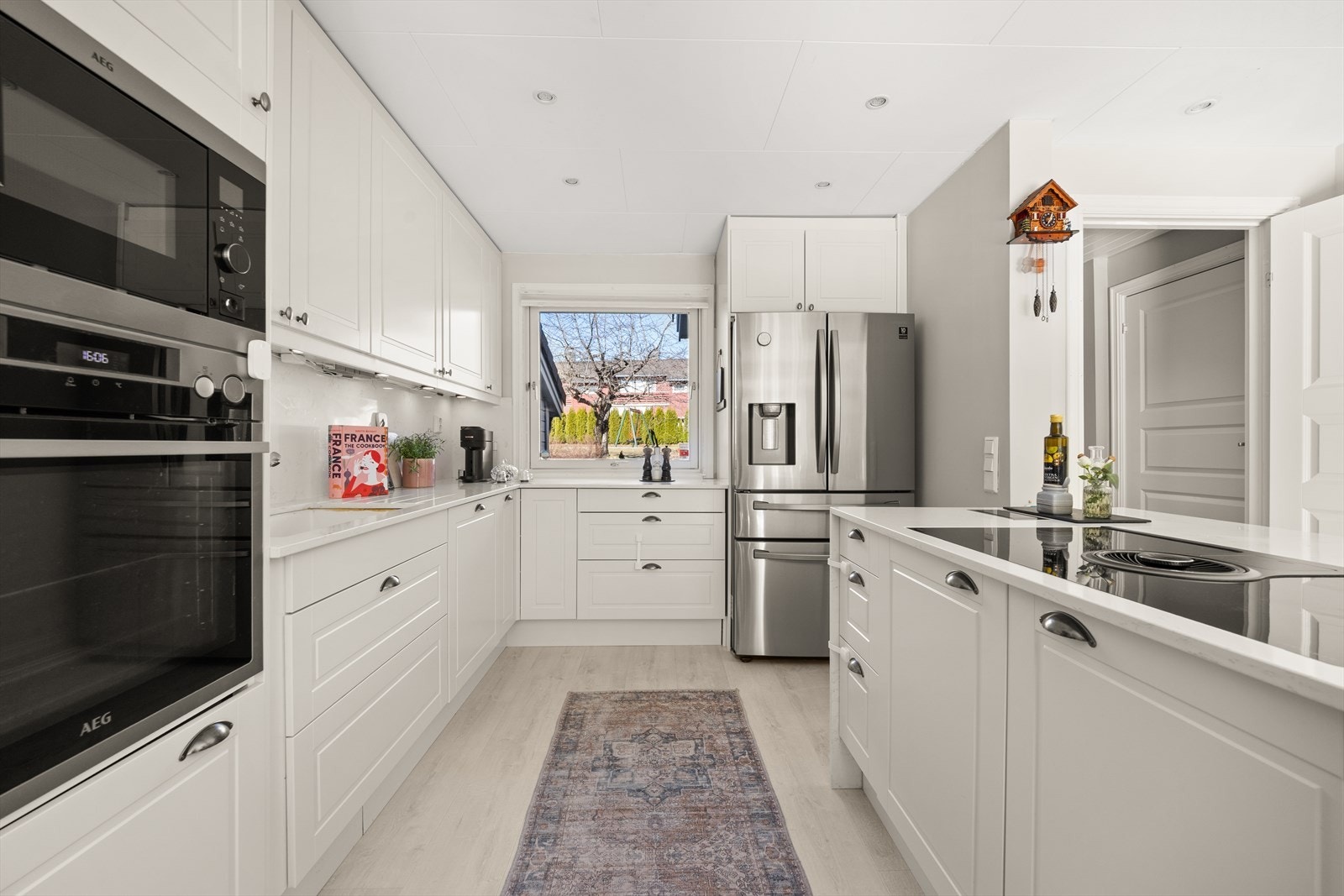 Innredningen er plassert langs to vegger, supplert med en kjøkkenøy. Galleribilde