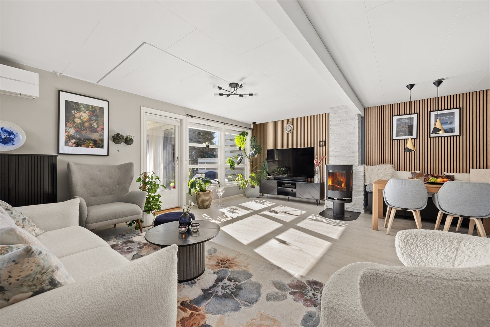 Stuen ligger i første etasje og er utformet med en åpen løsning mot kjøkken og spiseplass. Galleribilde