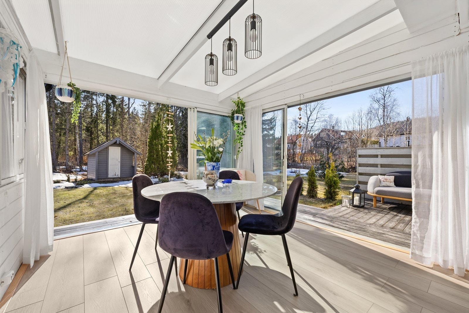 Fra vinterhagen er det adkomst til en terrasse og hage. Galleribilde