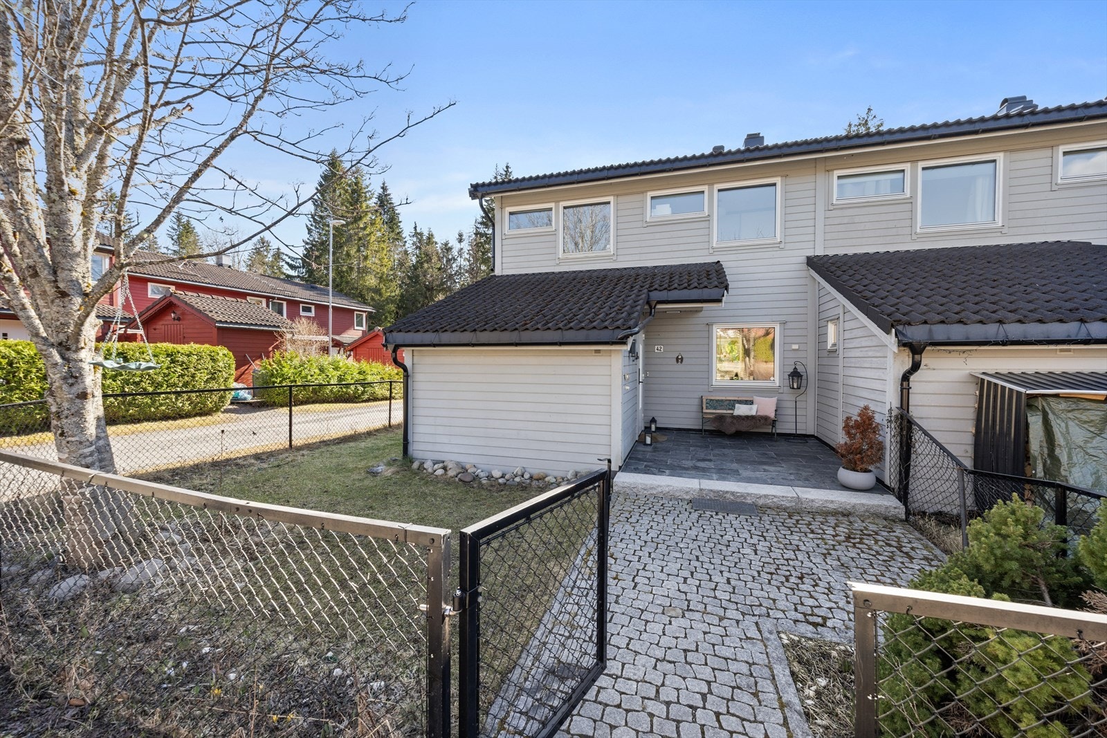 Ved inngangspartiet er det en opparbeidet uteplass med plass til sittegruppe. Galleribilde