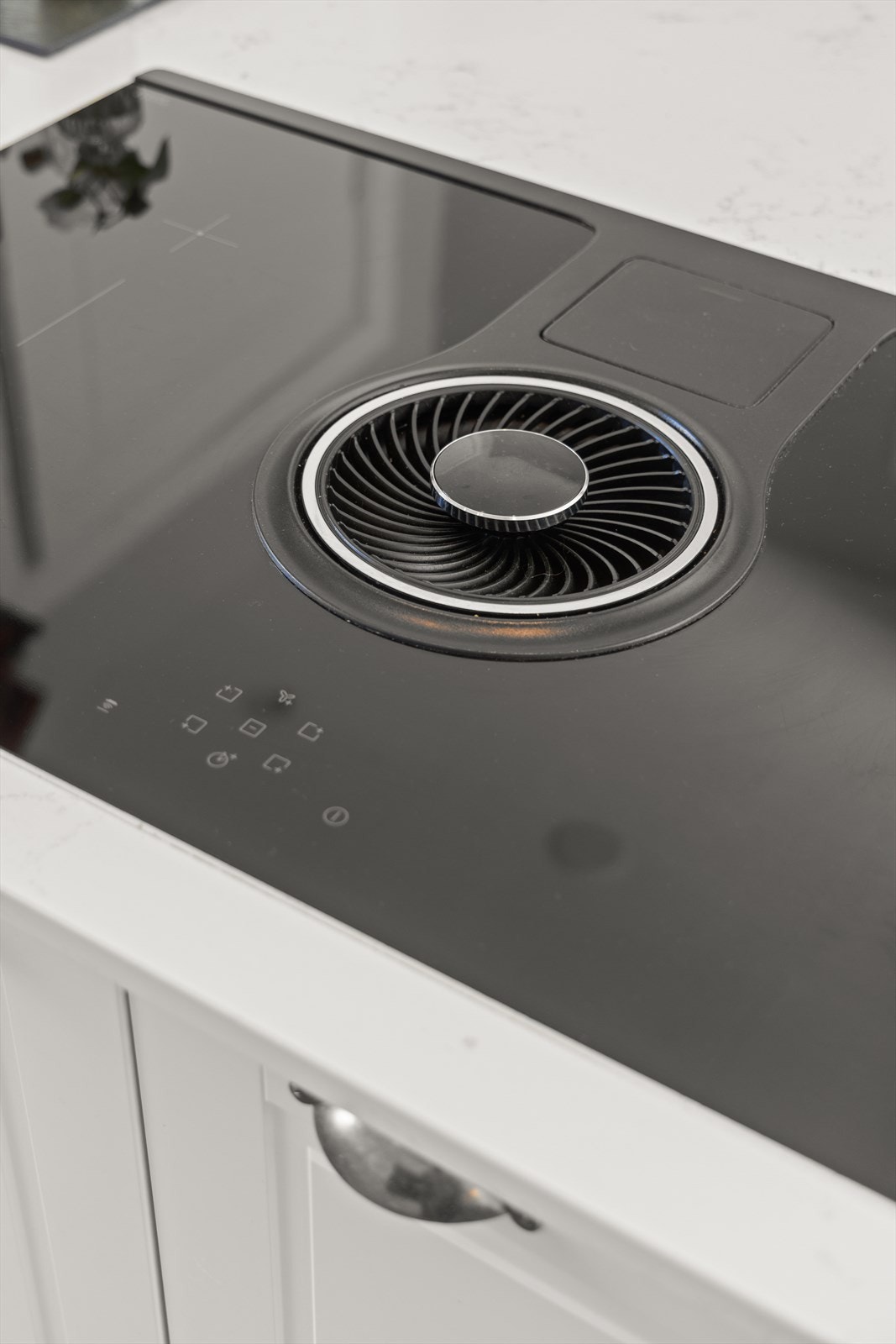 Keramisk platetopp med integrert ventilator. Galleribilde