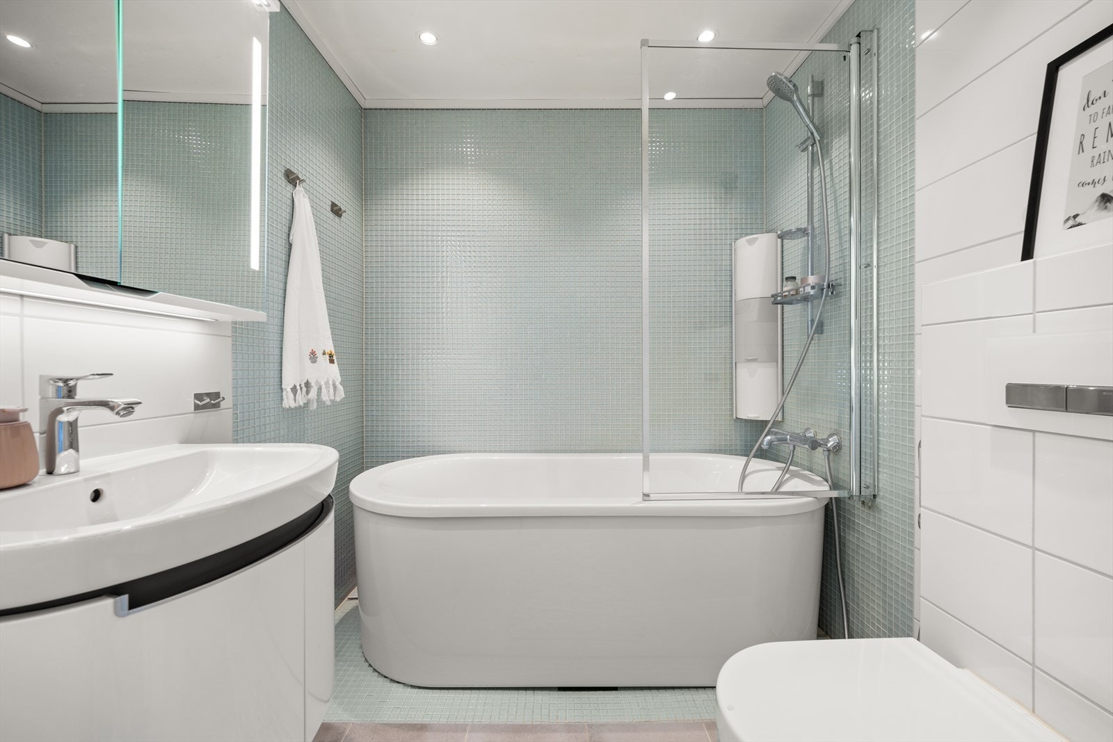 Badet i andre etasje ligger i tilknytning til soverommene. Galleribilde