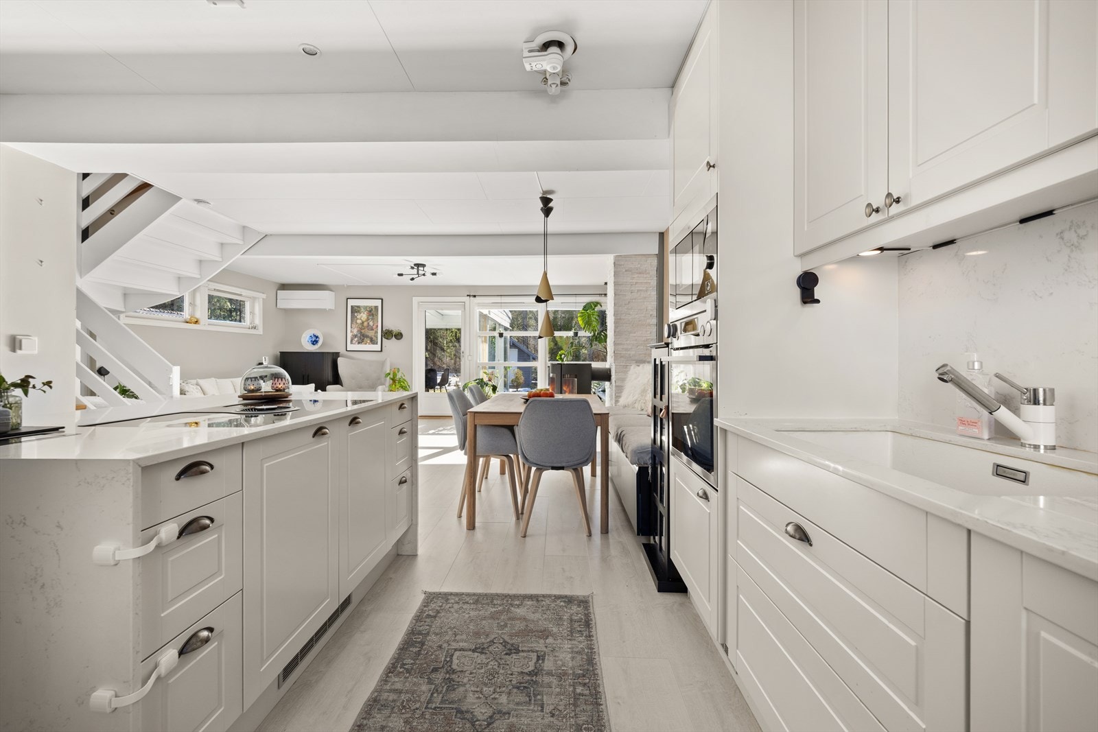 Kjøkkenet ble levert av Norema i 2019 og har en åpen løsning mot stuen. Galleribilde