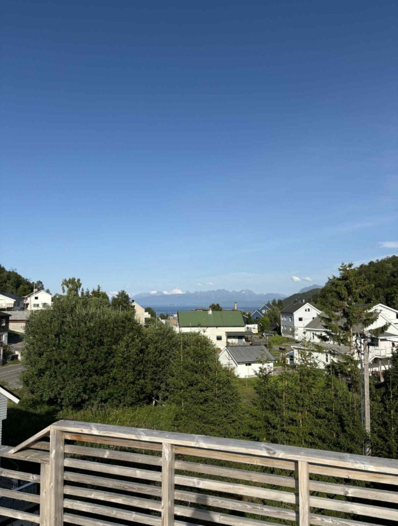 Det er havutsikt i fra stua og balkongen Galleribilde