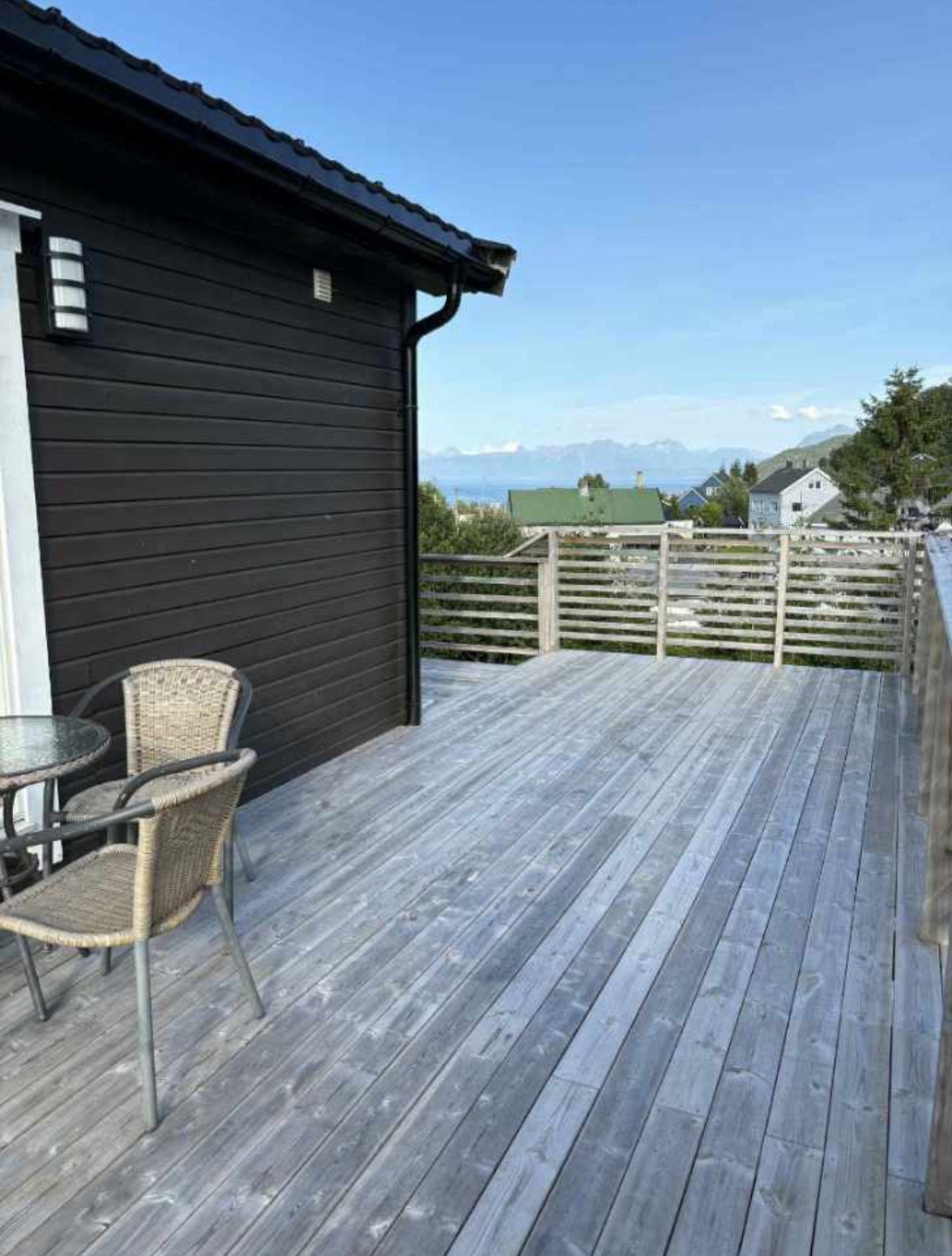 Stor og solrik balkong Galleribilde