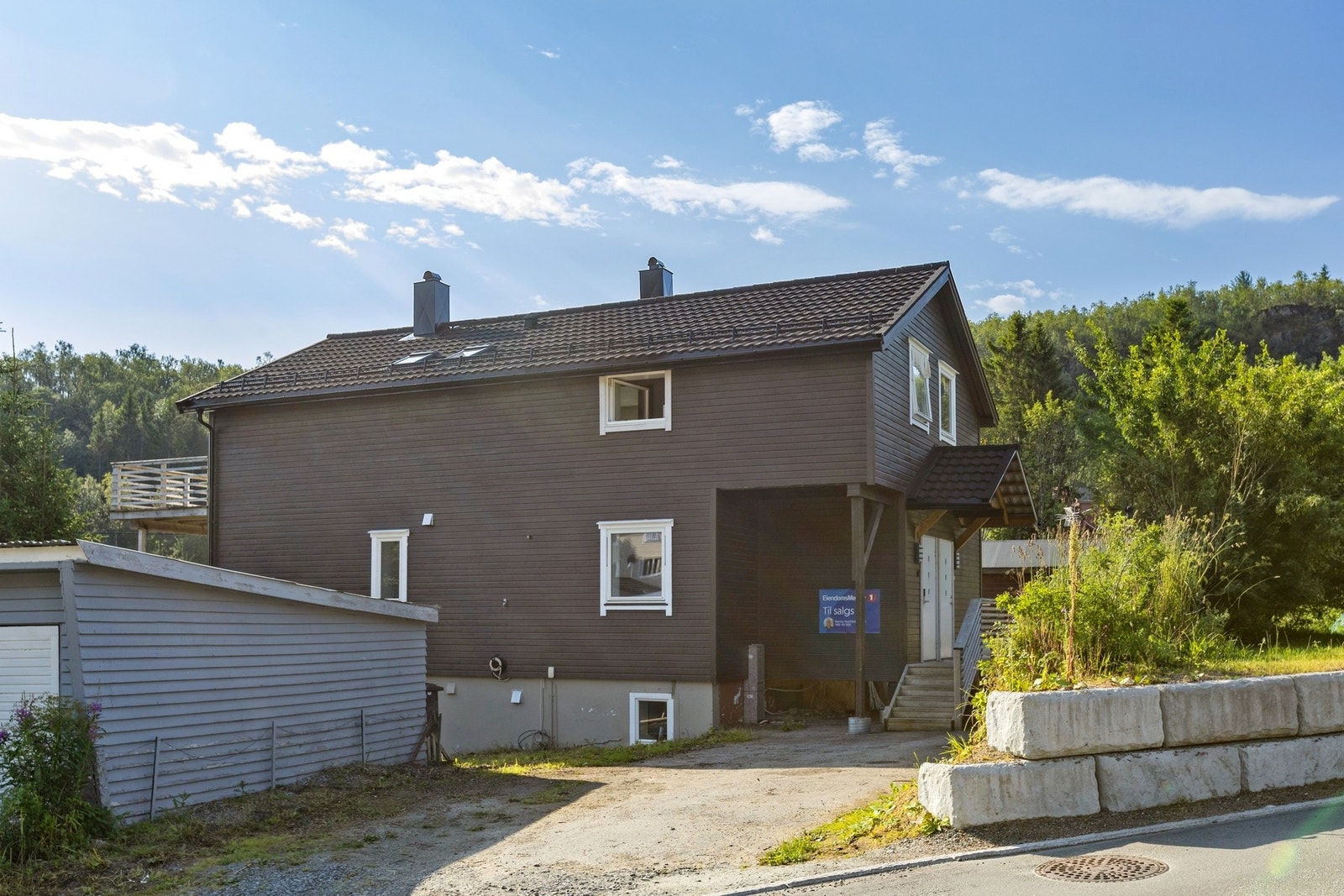 Fasade og del av gårdsplass Galleribilde