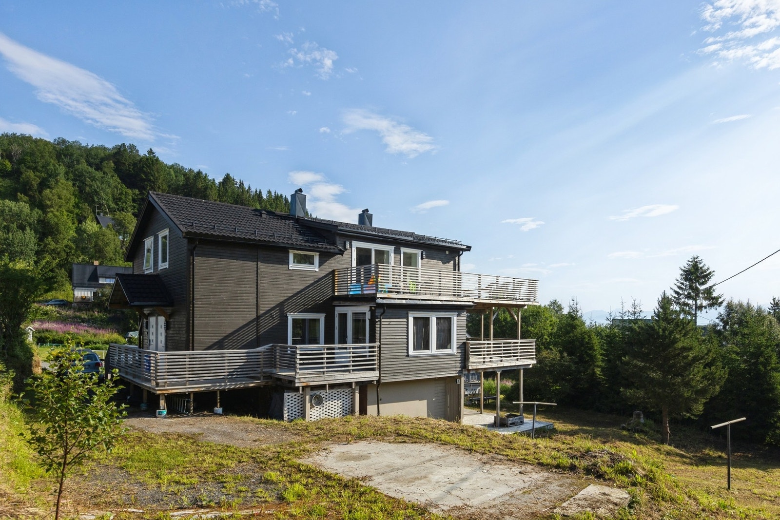 EiendomsMegler 1 v/ Bente Norhild Larsen ønsker velkommen til Skarveien 31- Dette er en renovert bolig med 3 boenheter, som gir deg mange muligheter -Foto: EFKT Galleribilde