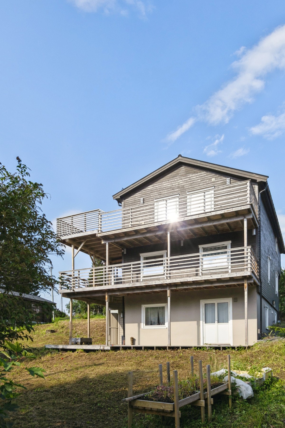 Alle 3 leilighetene har store Uteplasser/balkonger - Benytt muligheten til å bo billig, alternativt å investere i bolig for utleie! Galleribilde