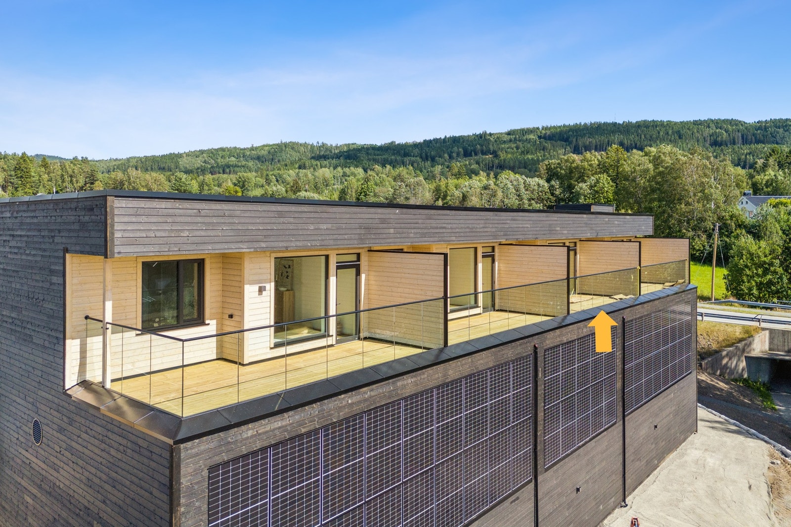 Fasadebilde av bygget - leiligheten ligger i toppetasjen med flott utsikt og solrike forhold. Galleribilde