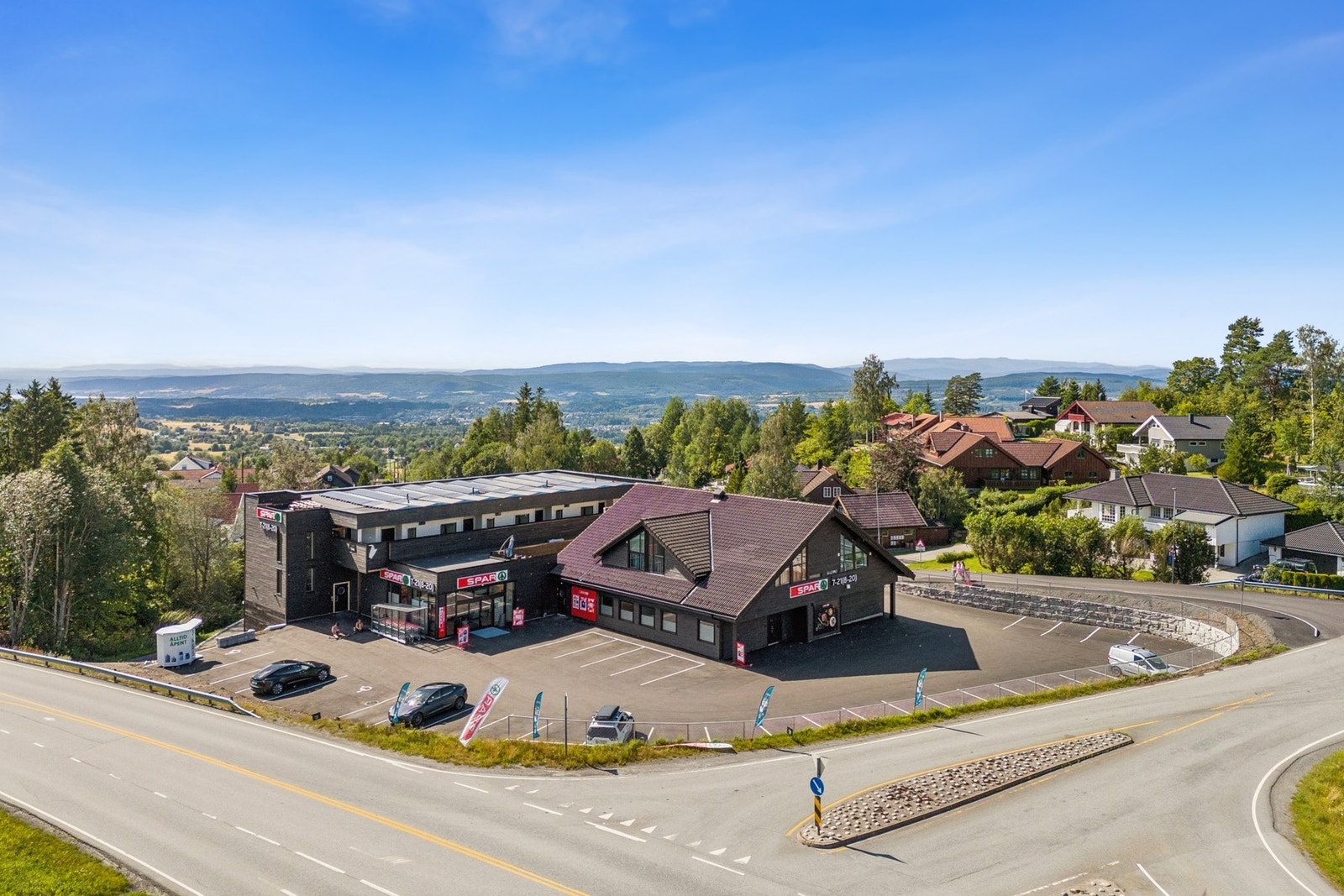 Leiligheten har enkel adkomst med heis og ligger rett over dagligvarebutikk - perfekt hverdagskomfort. Galleribilde