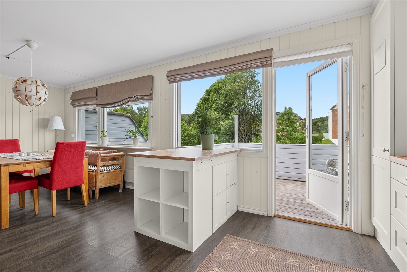 Fra stue/kjøkken er det utgang til solrik terrasse Galleribilde