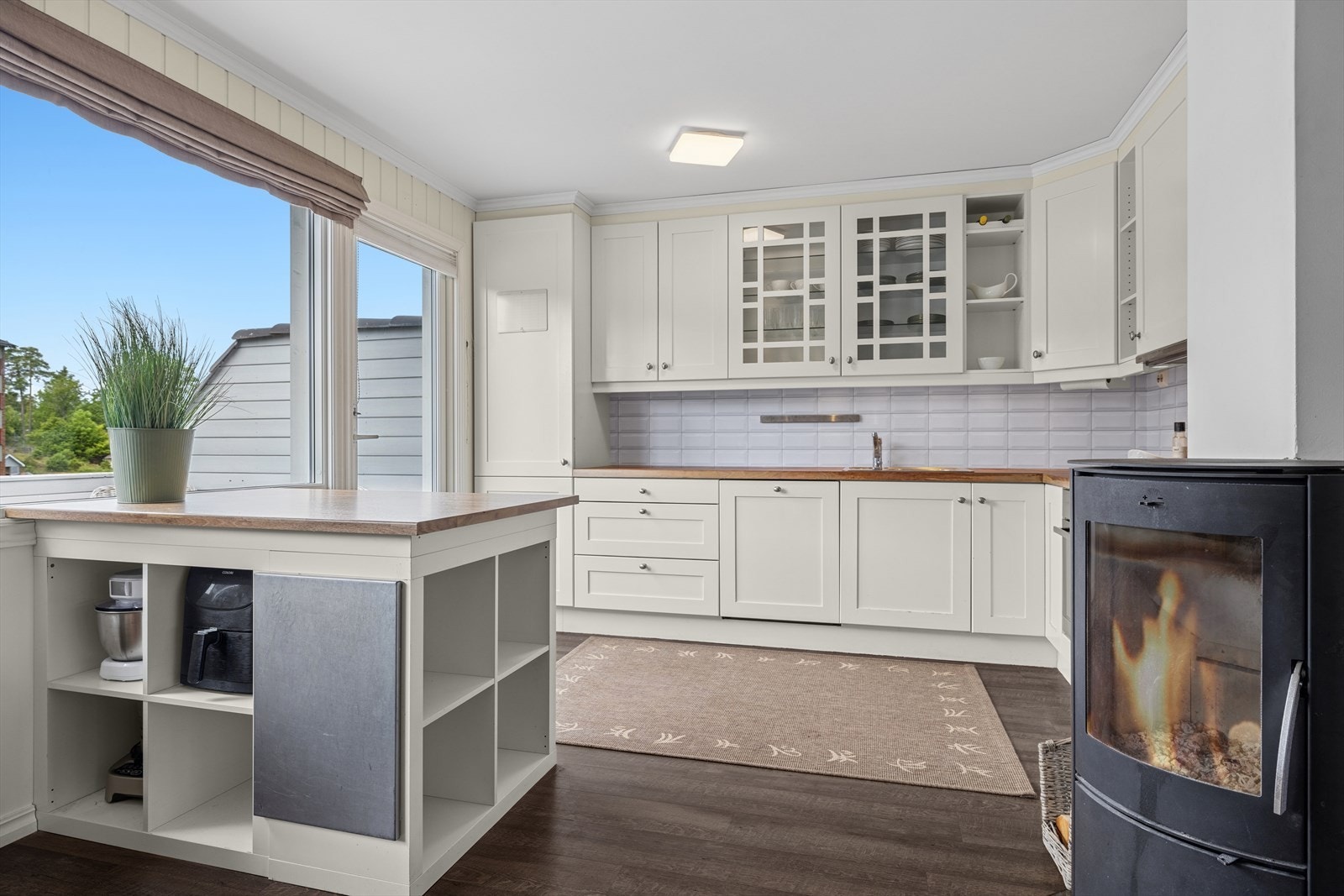 Stort vindu med balkongdør som skaper en behagelig og naturlig belysning. Galleribilde