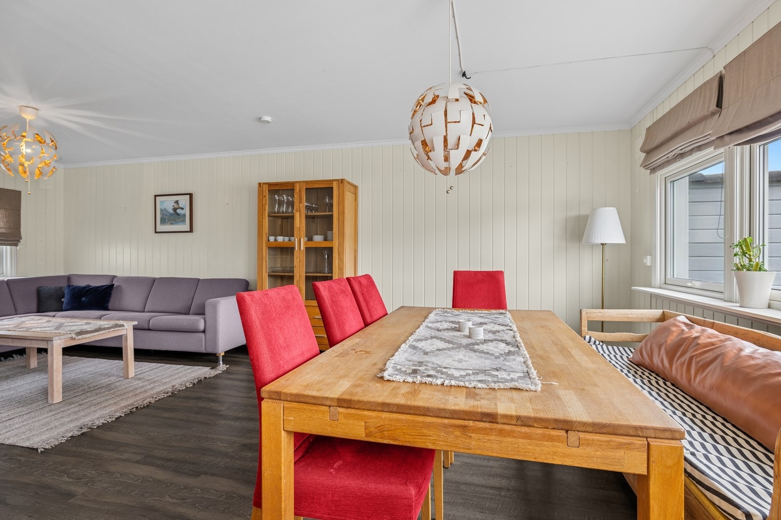 Romslig og lys stue sammenhengende med spisestue for både hverdags- og sosialt liv. Galleribilde