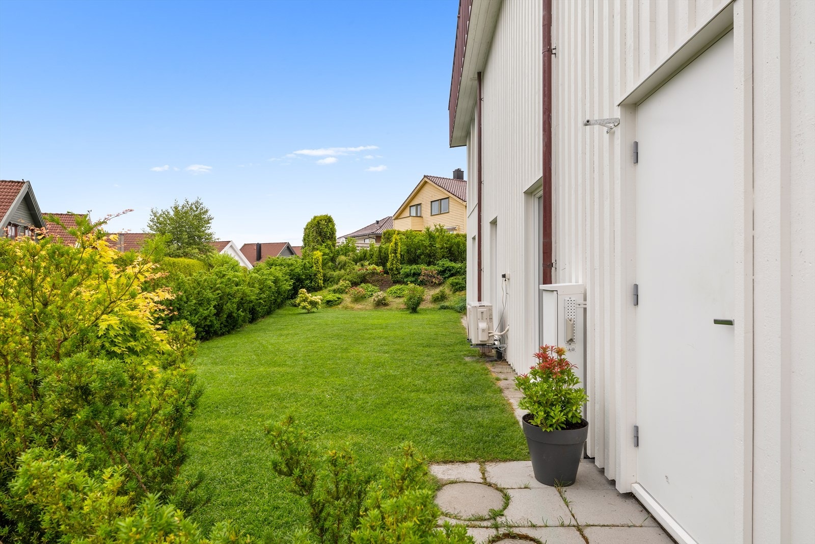 Fra hagen er det dør inn til en bod som er på hele 15 kvm. Galleribilde