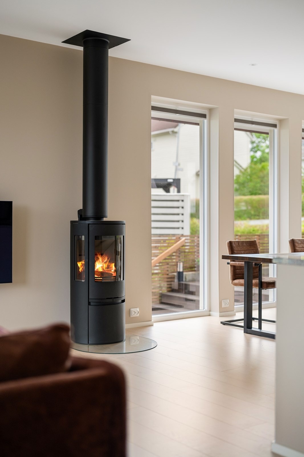 Boligen er utstyrt med balansert ventilasjon, varmepumpe og vedovn. Galleribilde