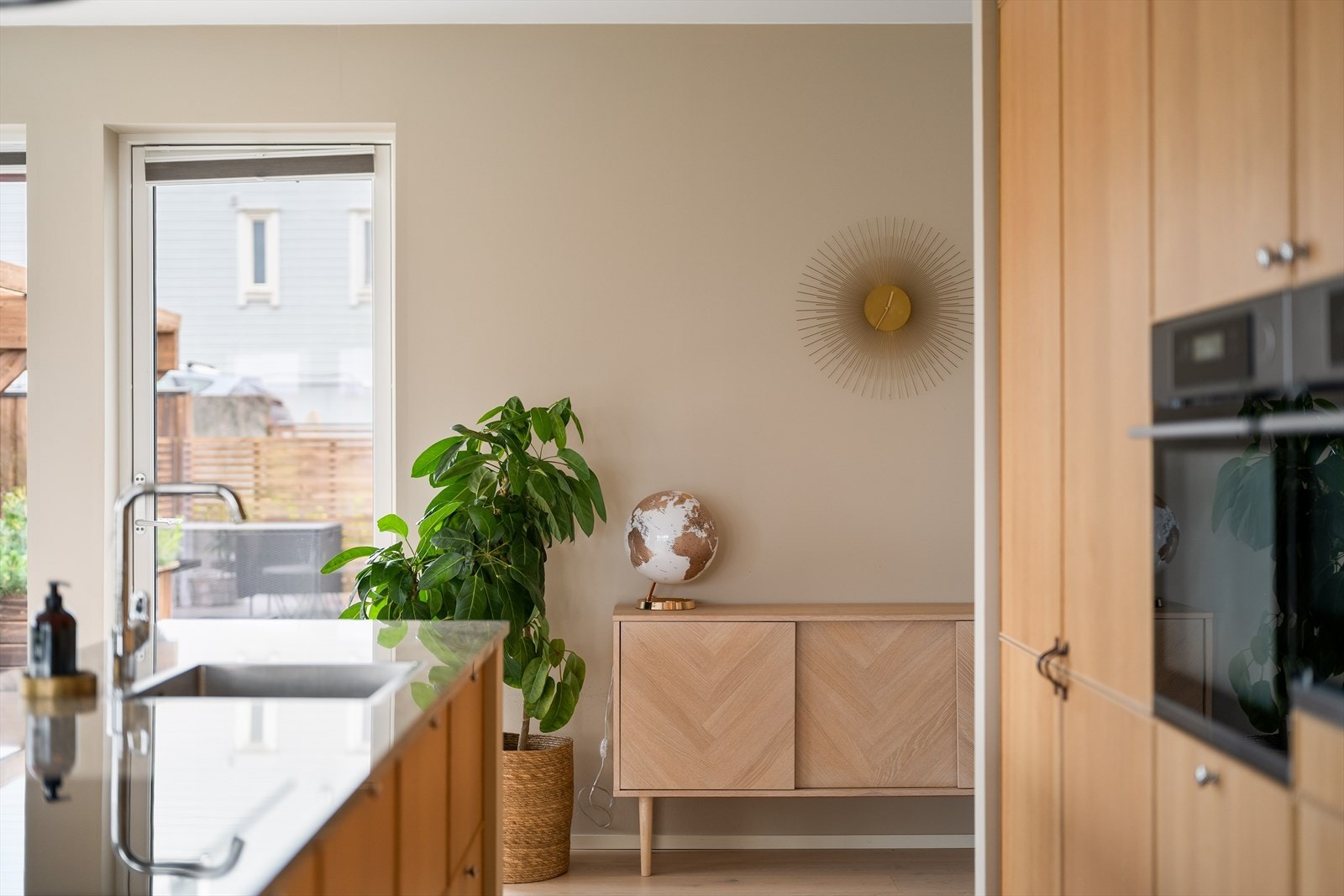 Alle hvitevarer er integrert - her finner du induksjonstopp, kombiovn, stekeovn, kjøleskap, fryseskap og oppvaskmaskin. Galleribilde