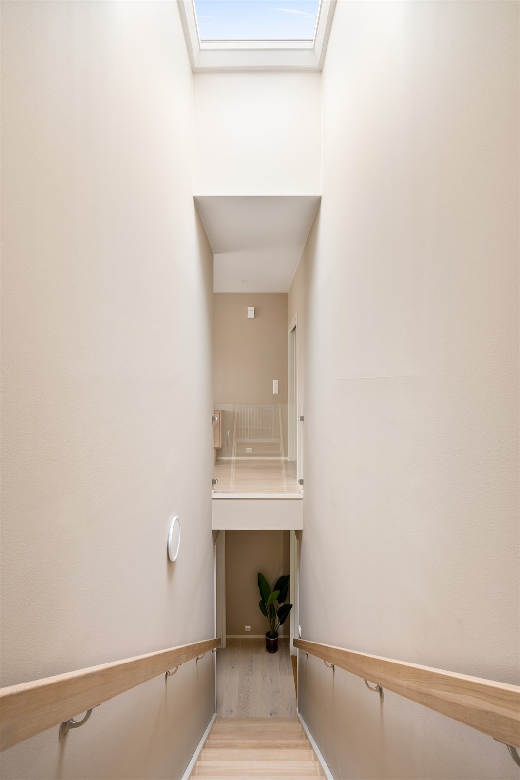 Trappegangen er lys og luftig takket være et takvindu som slipper inn naturlig lys. Galleribilde