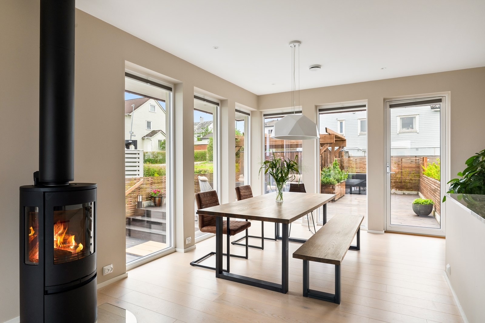 God plass til stort spisebord i tilknytning til kjøkkenet. Galleribilde