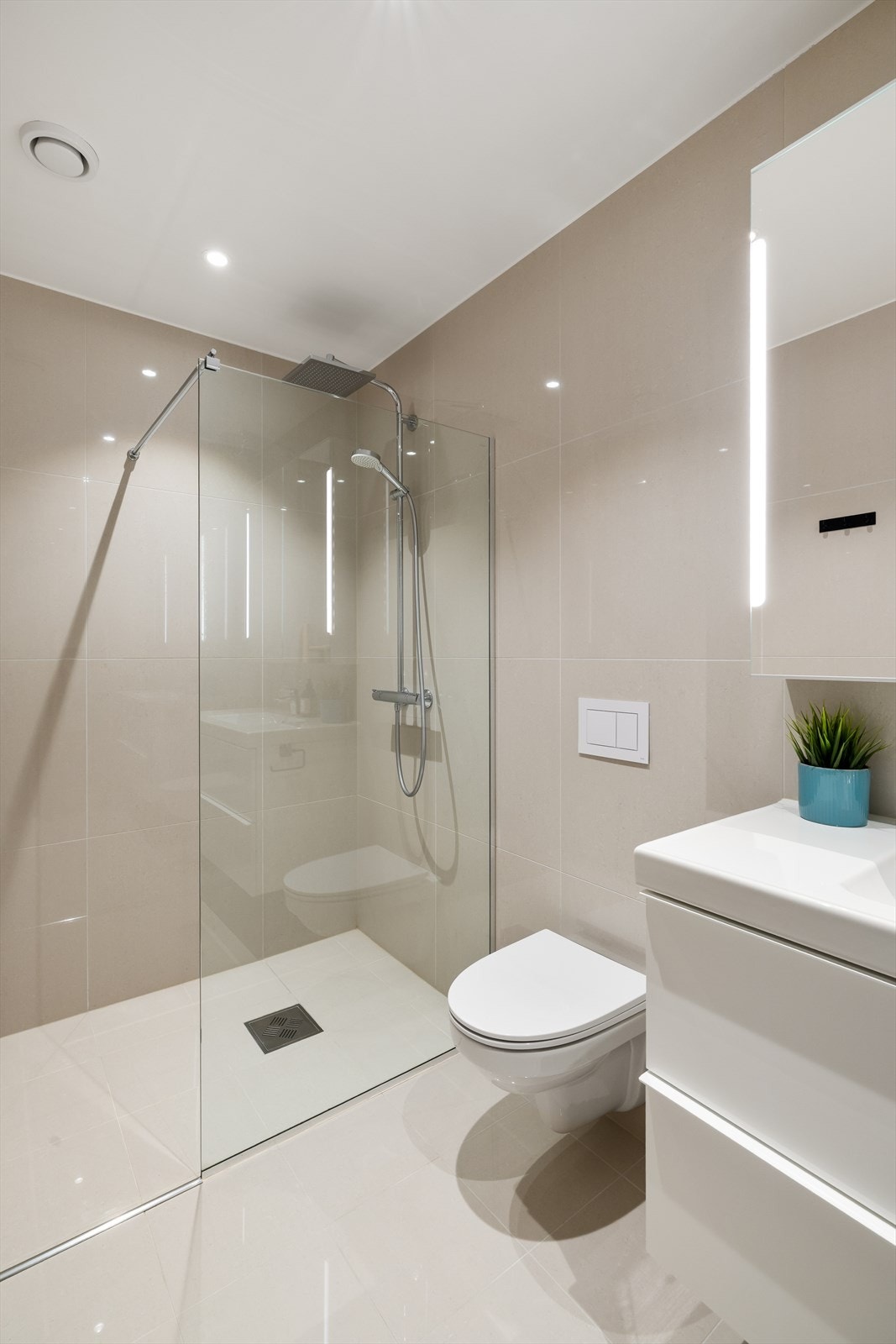 Badet er helfliset og med downlights i himling. Galleribilde