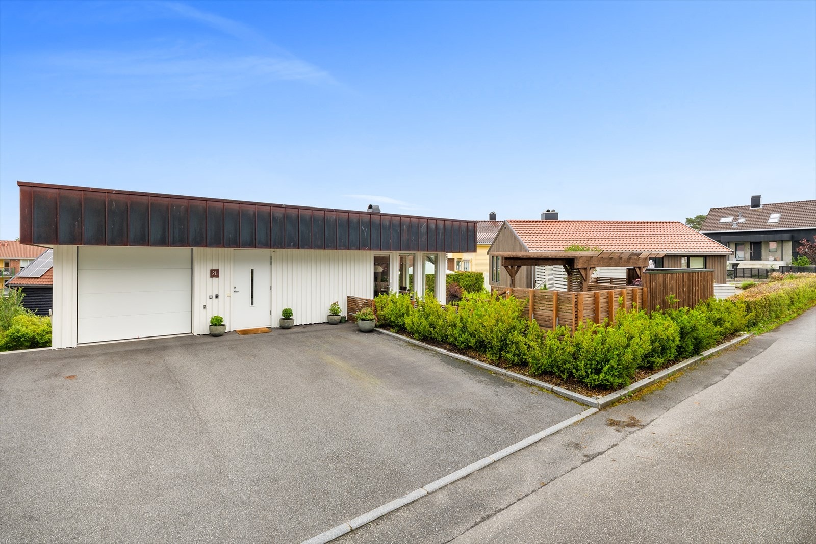 Privat garasje og gode parkeringsmuligheter i oppkjørselen. Galleribilde