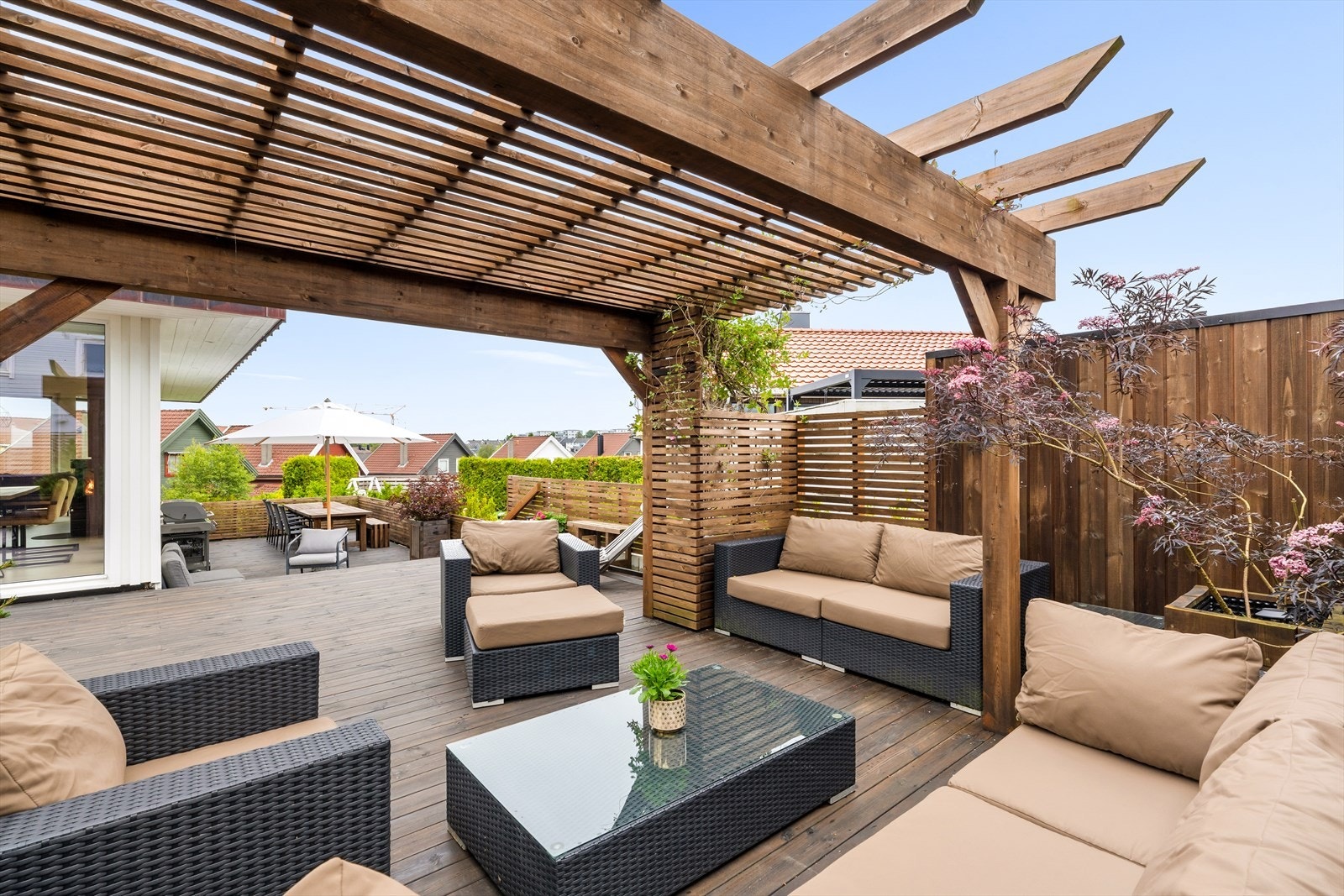 Gjerder og pergola er bygget av byggfirma Tønnes Lura. Galleribilde