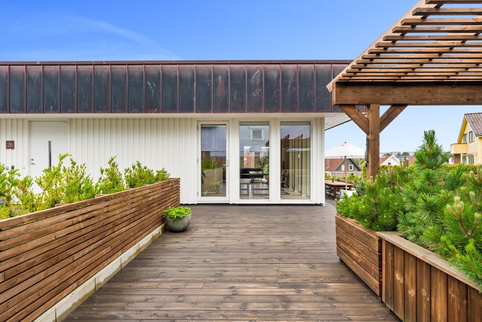 Eiendommen har en pent opparbeidet tomt som fremstår både gjennomført og tiltalende. Galleribilde