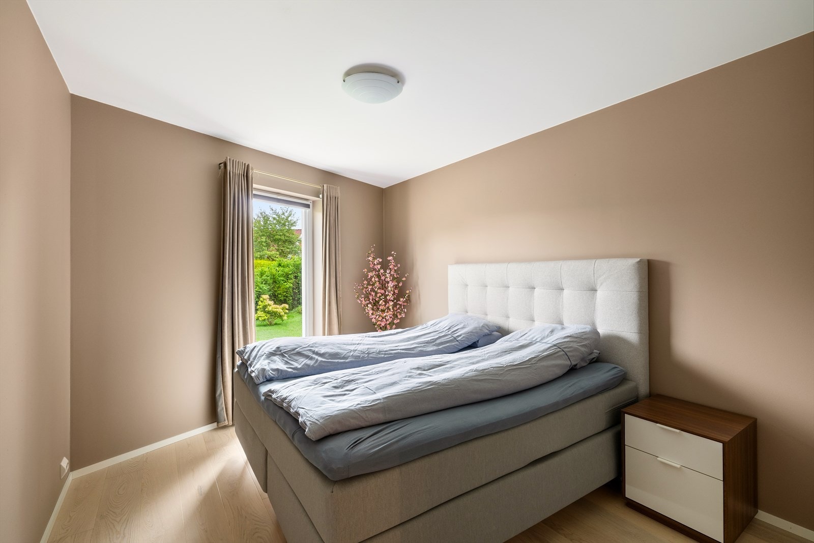 Foreldresuiten er romslig og gjennomført, med praktisk åpen garderobeløsning og egen utgang til hagen via terrassedør. Galleribilde