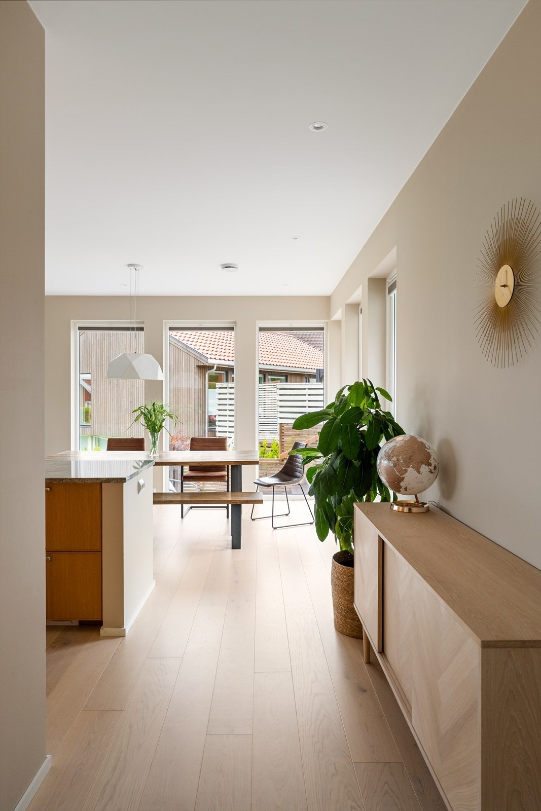 Boligen fremstår stilrent og moderne, og er perfekt for den aktive familien som ønsker både komfort og funksjonalitet. Galleribilde