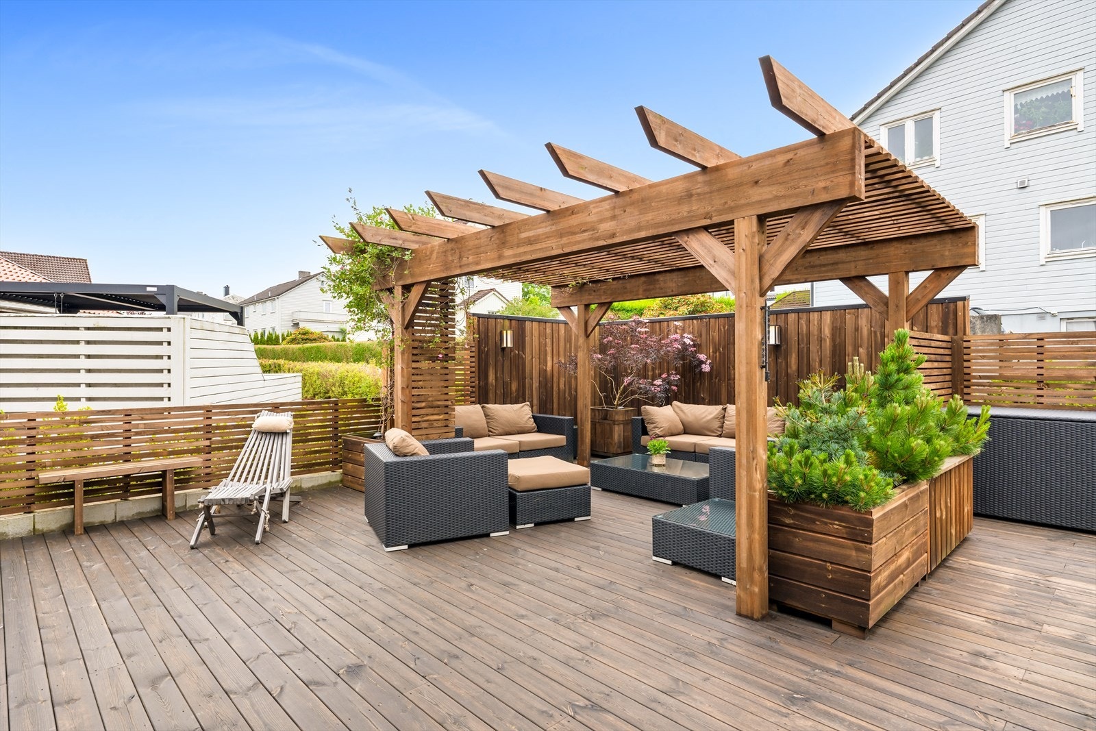 Pergola på terrassen som skaper en lun og behagelig uteplass - perfekt for både rolige morgenstunder med kaffekoppen og sosiale sammenkomster på varme sommerkvelder. Galleribilde