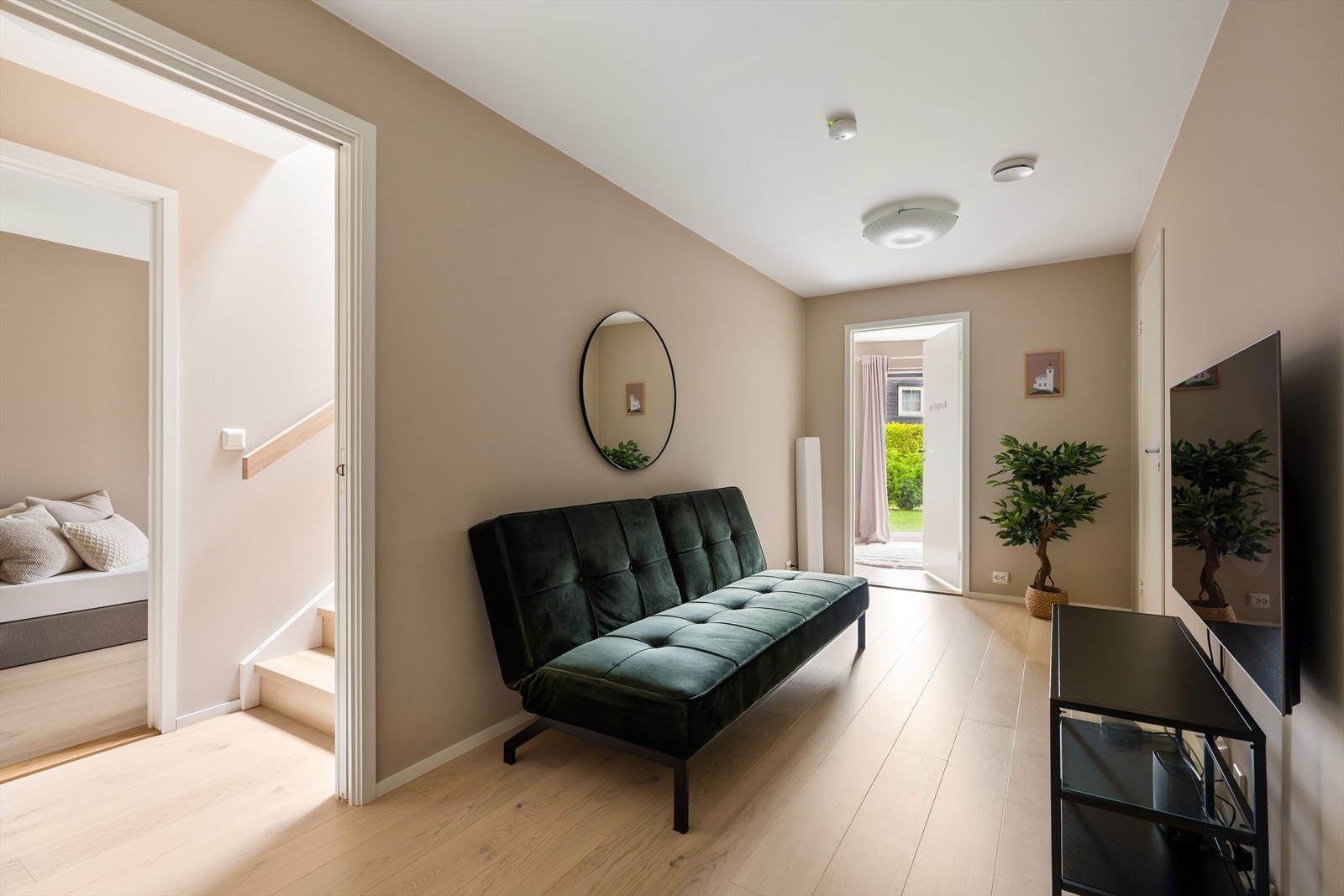 En koselig TV-stue - perfekt som ungdomsrom eller ekstra oppholdsrom - også denne malt i behagelige og moderne toner. Galleribilde