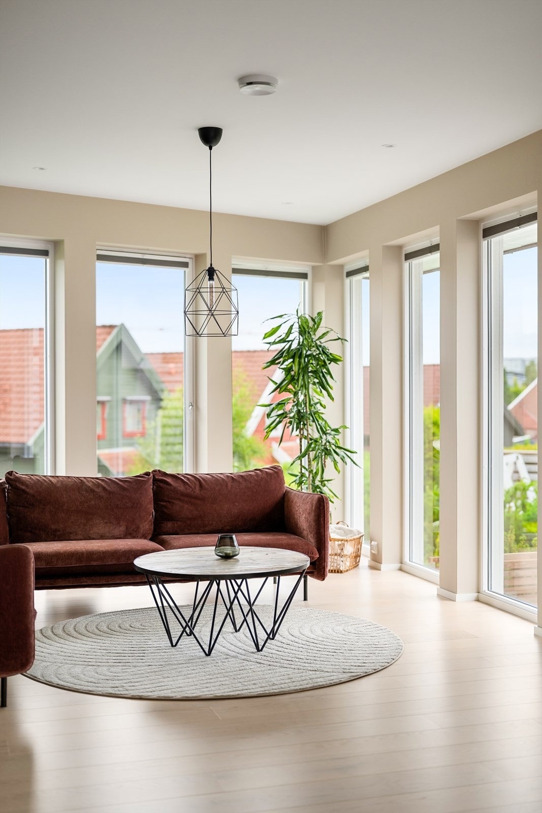 Gulvet er belagt med enstavs, hvitbeiset eikeparkett og veggene er malt i moderne, lyse farger. Galleribilde