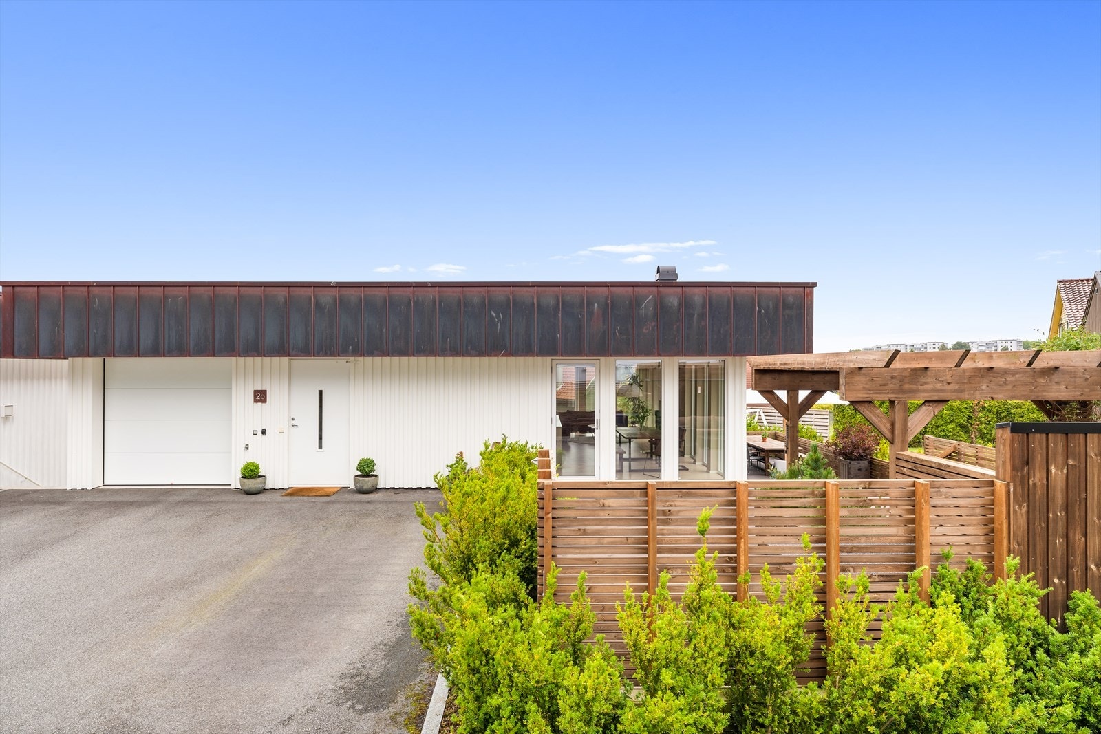 Gårdsrommet er belagt med asfalt og granittkantstein som gir et ryddig og eksklusivt uttrykk, samtidig som det gir god plass til parkering. Galleribilde