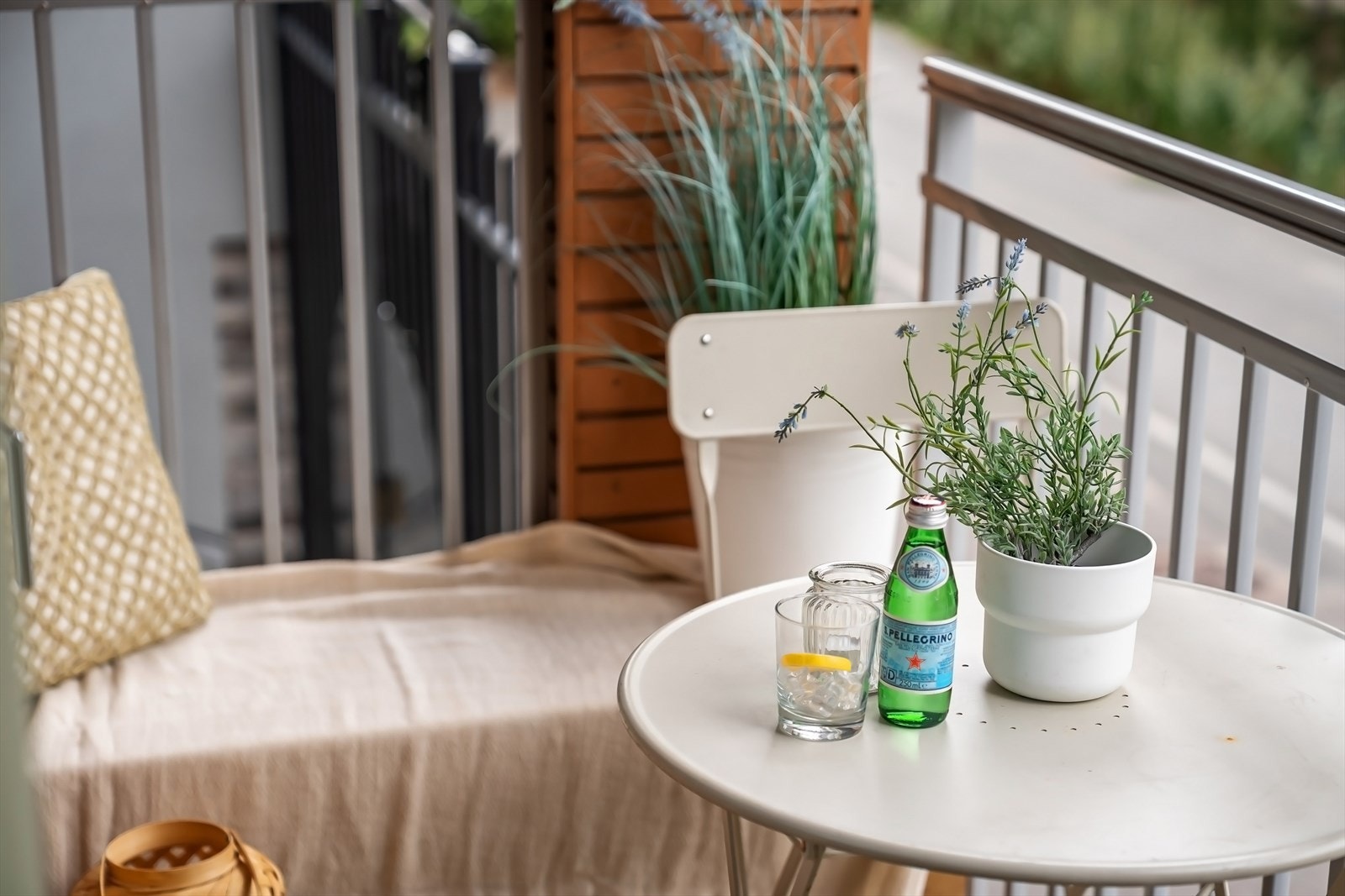 Balkong på ca. 3 kvm med adkomst fra stue med plassbygget sittebenk. Galleribilde