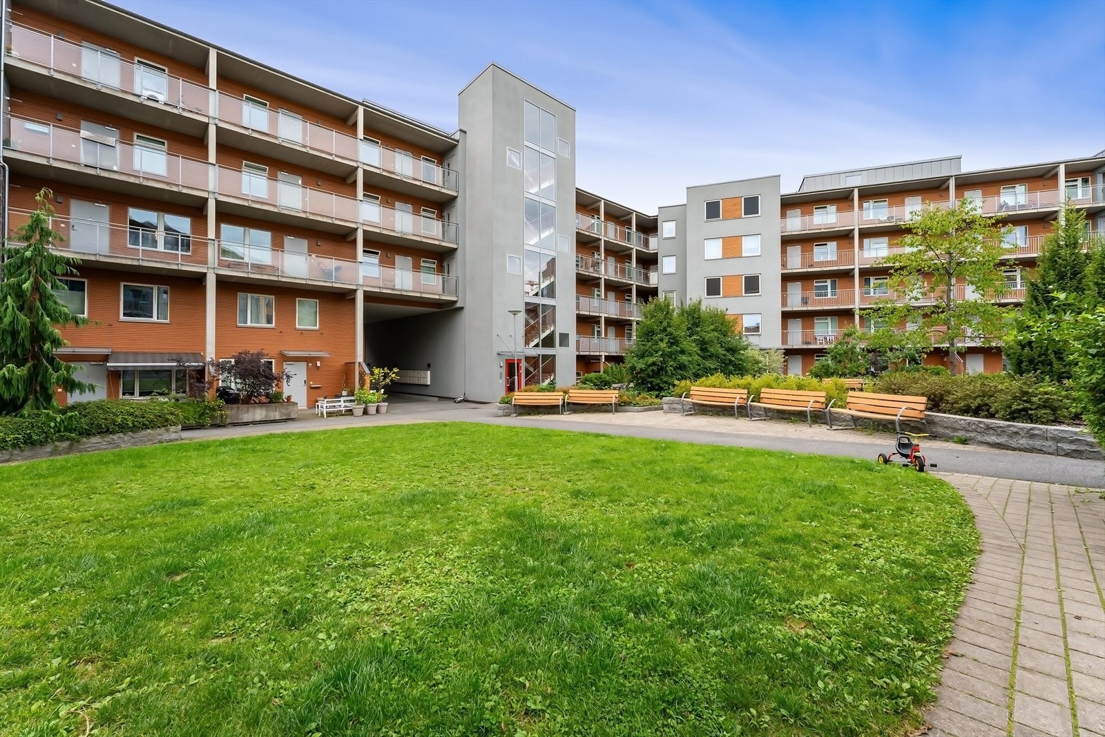 Leiligheten har adkomst gjennom et lukket og pent opparbeidet felles gårdsrom. Galleribilde