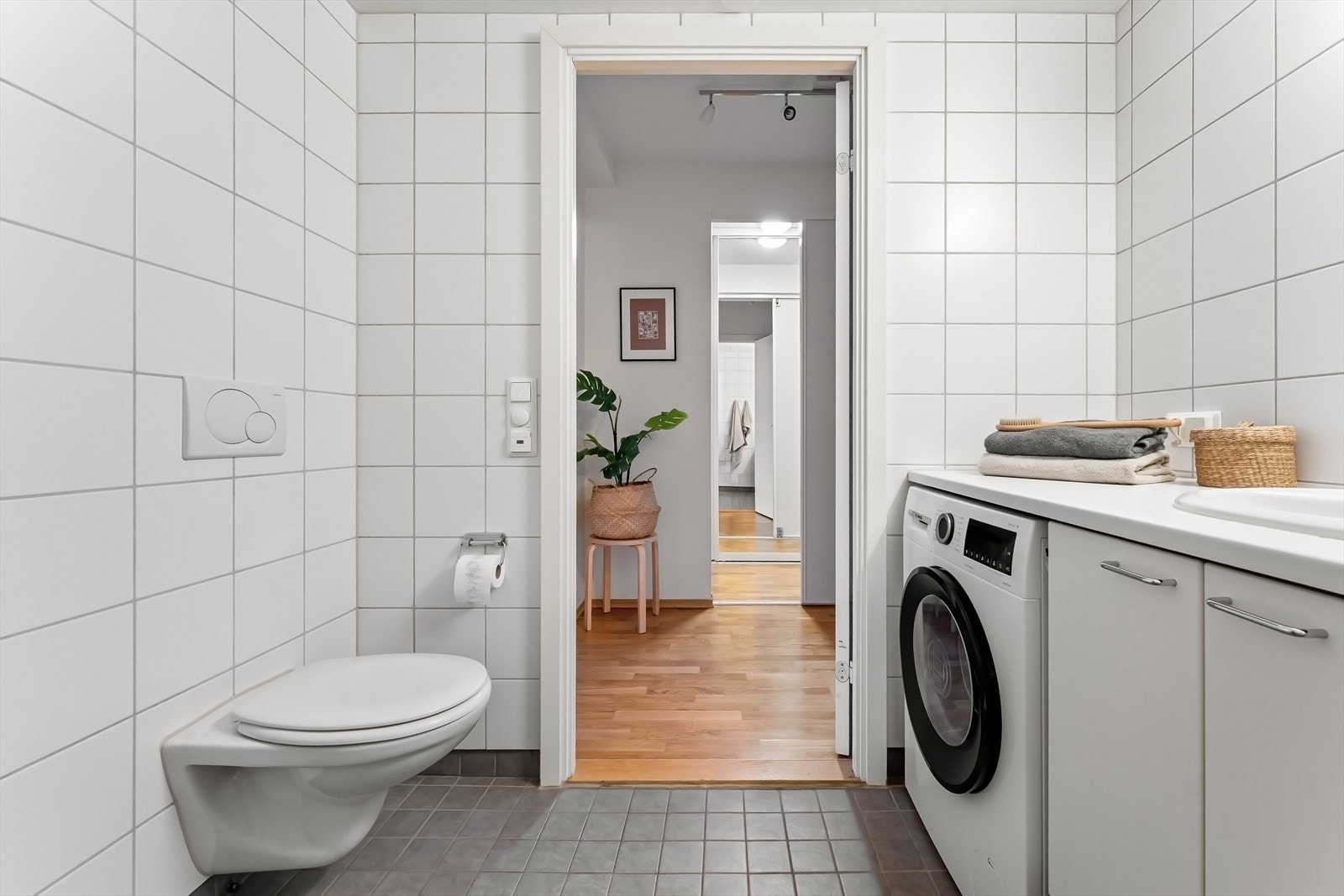 Badet er utstyrt med vegghengt toalett og en stilfull dusjnisje med innfellbare vegger. Galleribilde