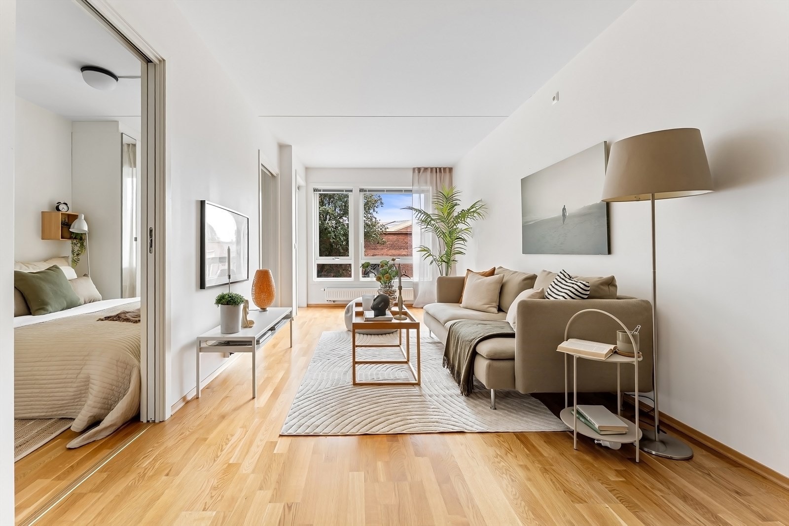 Stuen er romslig og tilbyr fleksible muligheter for møblering i flere funksjonelle soner. Galleribilde