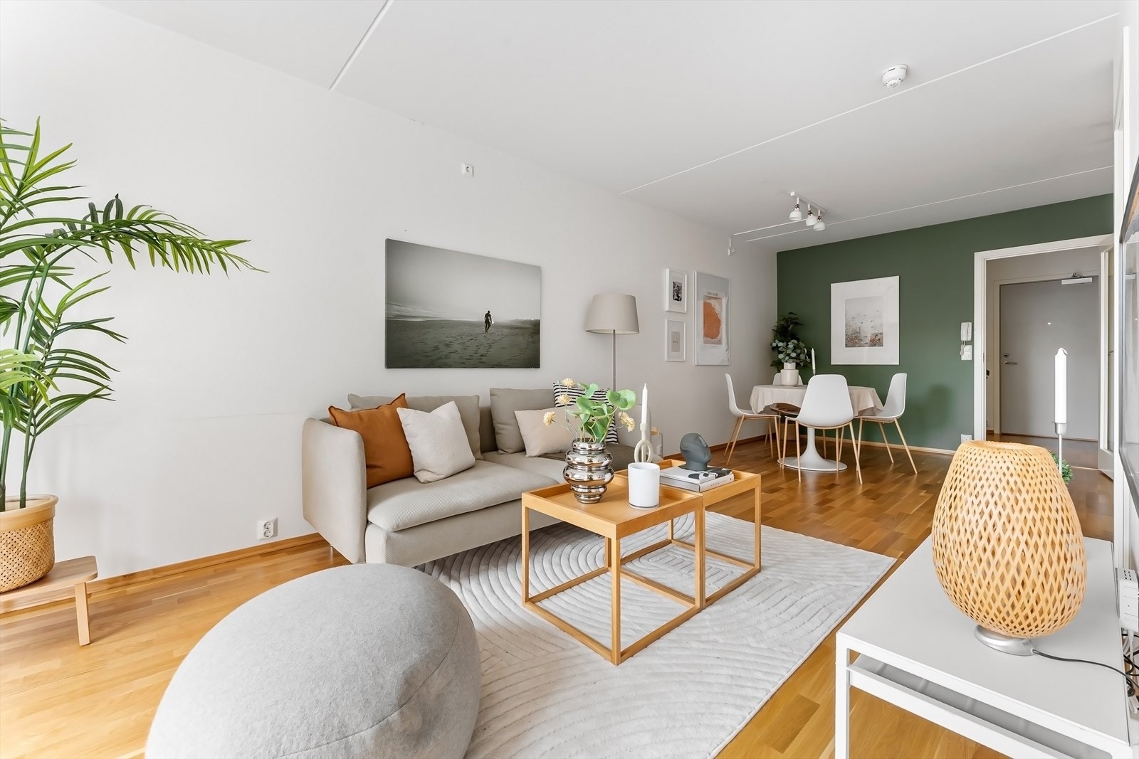 Lys og romslig stue med mange møblleringsmuligheter. Galleribilde