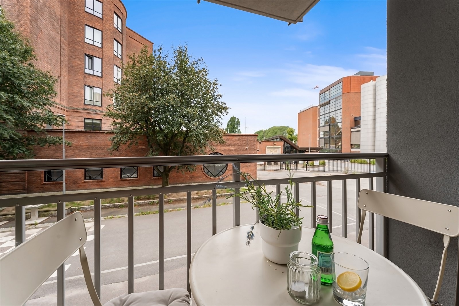 Leiligheten har en åpen og uhindret utsikt over den karakteristiske og klassiske bebyggelsen som utgjør Freia Sjokoladefabrikk. Galleribilde