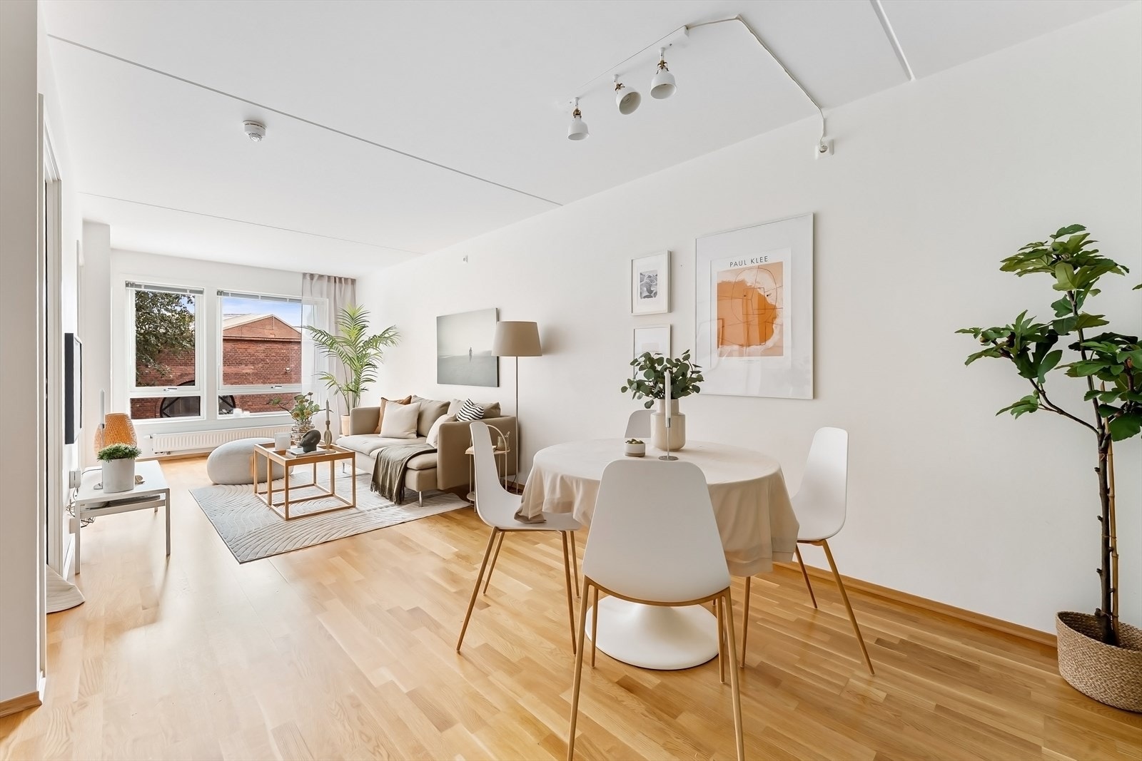 Stue med store vinduer som gir rikelig med naturlig lys og mange muligheter for møblering. Galleribilde