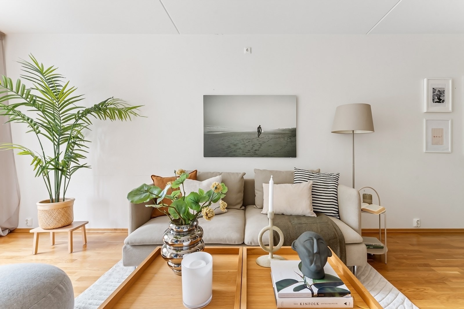 Boligen har lys og delikate fargevalg, og parkett på gulv. Galleribilde