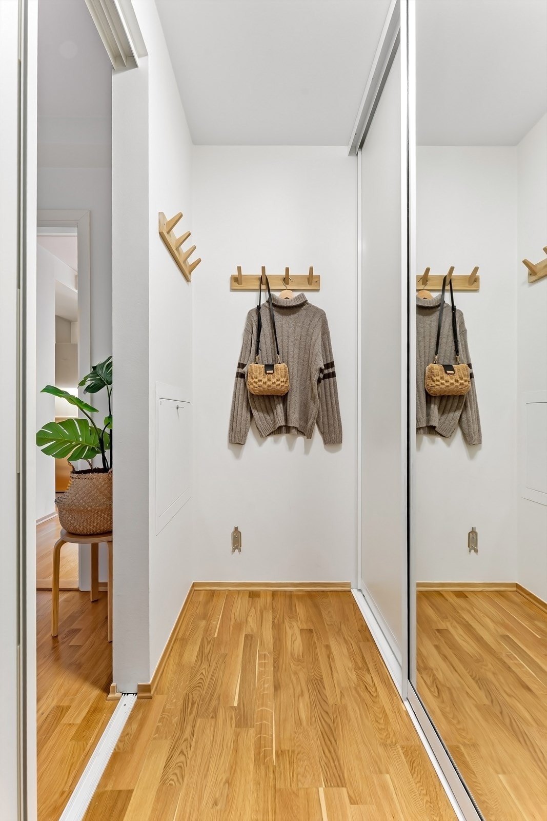 Praktisk entré med rikelig oppbevaringsplass i garderoberom med skyvedører og ytterligere garderobeløsning. Galleribilde