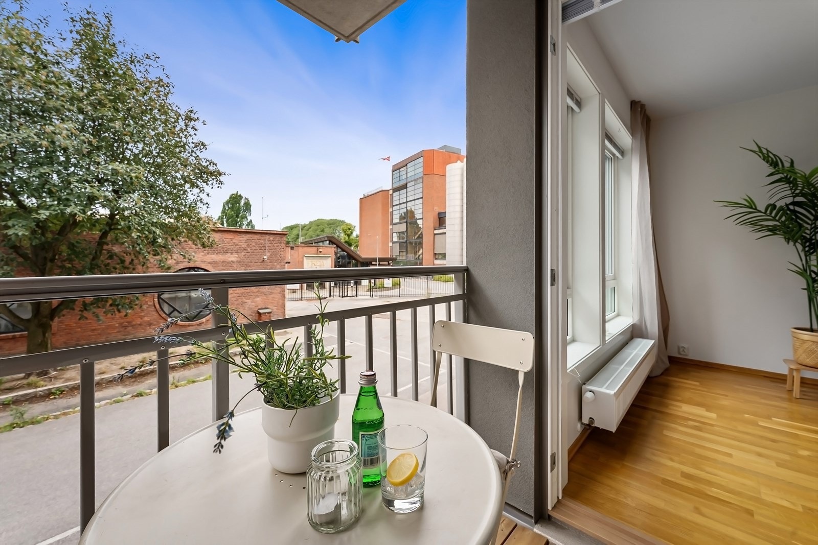 Balkongen er overbygd, byr på flott utsikt og ligger høyt over bakken. Galleribilde